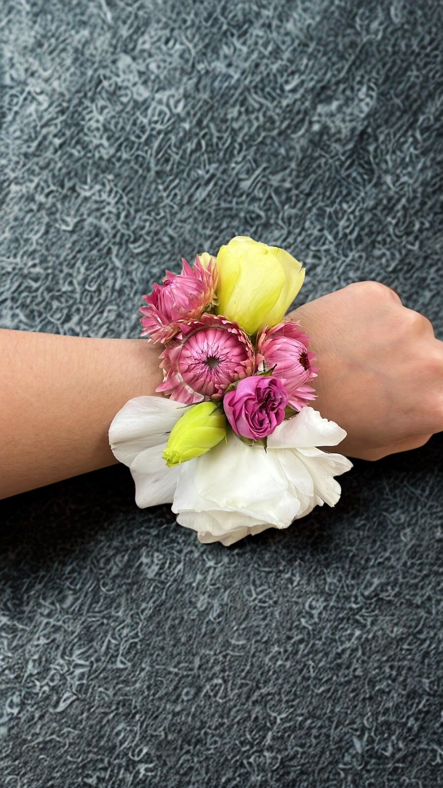 corsage “Fresh Flower Shop – Order Flowers Online” - A delicate corsage that combines the softness and elegance of a mini rose with the ethereal freshness of a lisianthus, accompanied by seasonal flowers carefully selected to enhance its natural beauty. This small and sophisticated arrangement stands out for its harmony of soft colors and delicate textures, perfect for special occasions where subtlety and detail make the difference. Ideal for events such as weddings, graduations, or intimate celebrations, this corsage is a floral touch that reflects tenderness and distinction.   Un delicado corsage que combina la suavidad y elegancia de una mini rosa con la frescura etérea del lisianthus, acompañado de flores de estación cuidadosamente seleccionadas para realzar su belleza natural. Este arreglo pequeño y sofisticado resalta por su armonía de colores suaves y texturas delicadas, perfecto para ocasiones especiales donde la sutileza y el detalle marcan la diferencia. Ideal para eventos como bodas, graduaciones o celebraciones íntimas, este corsage es un toque floral que refleja ternura y distinción.  Ajustable-adjustable corsage