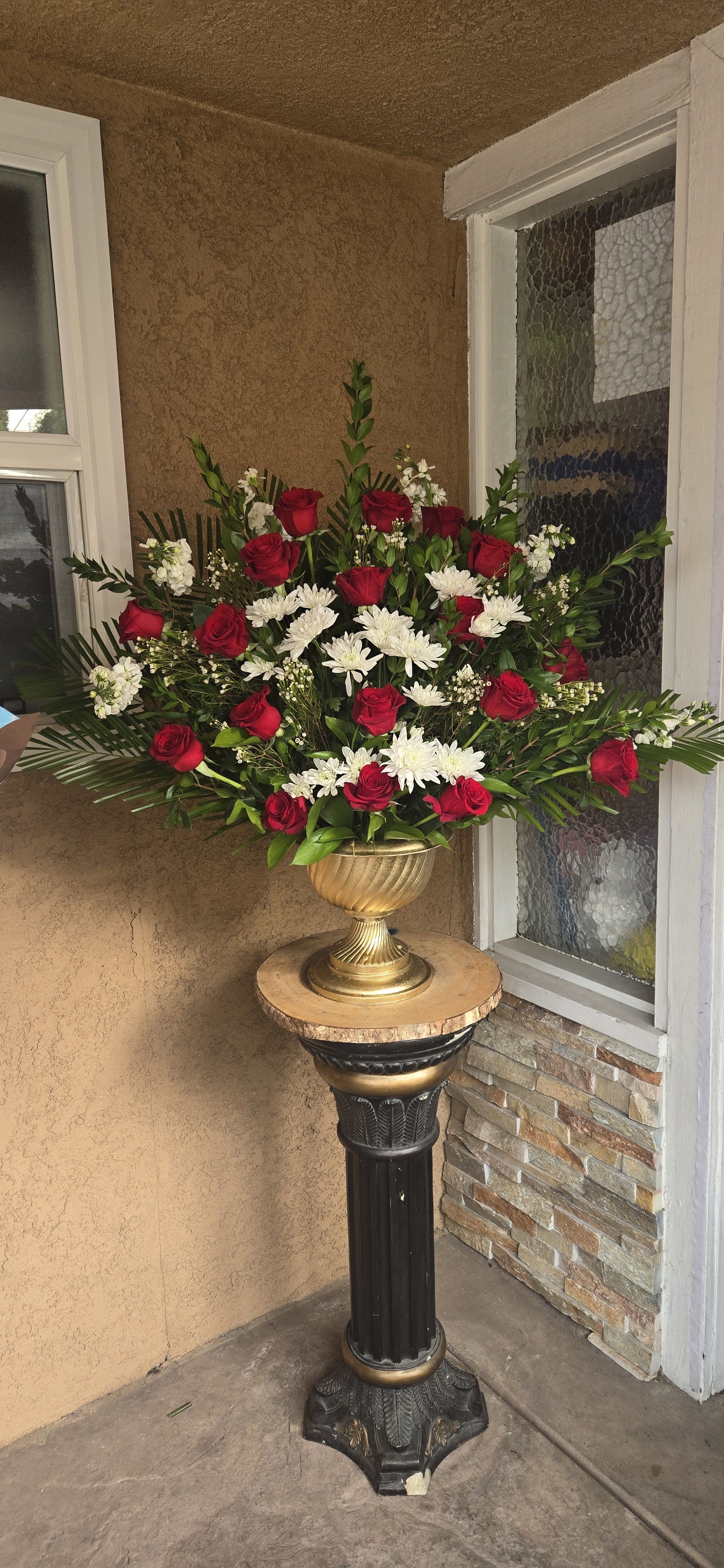 White and red stand White and red stand - Mix white poms and red roses with greenery on a gold stand