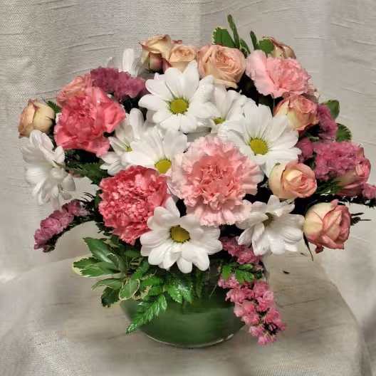 Sugarplum (BR) Sugarplum (BR) - Try a fresh bouquet designed by a local florist & delivered straight to your door. Whether it's for an occasion or a pick–me–up for yourself, this sweet arrangement is ready to delight you or your loved ones.