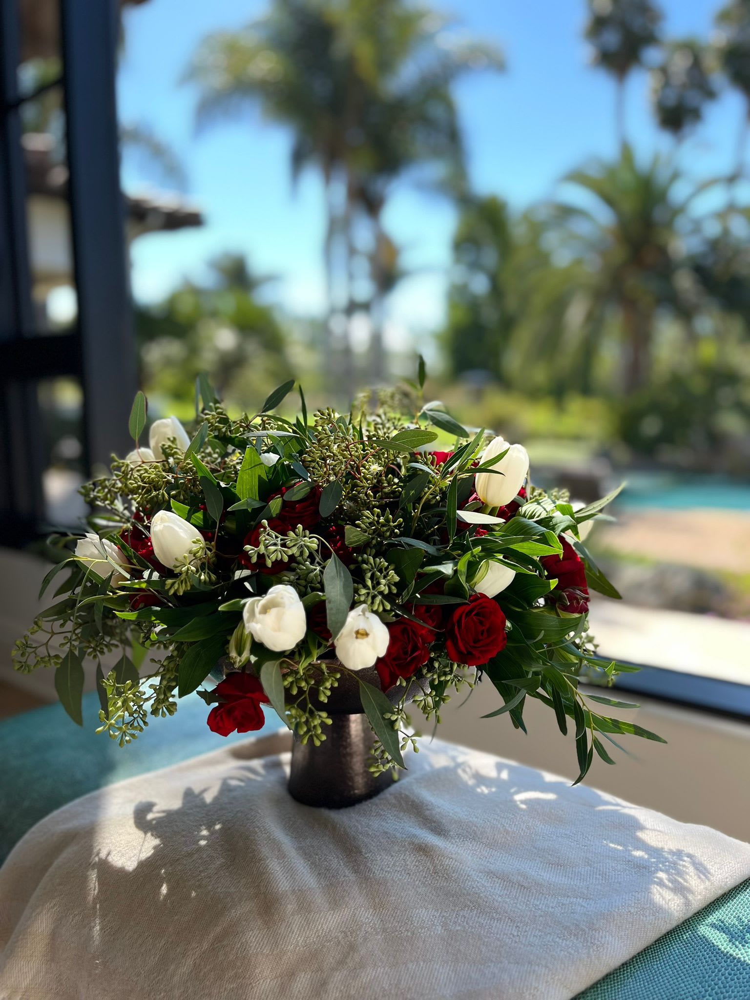 Hadassa Tulip Box – Pink Tulips &amp; Green Foliage | Romantic Flower Arrangement OC - A delicate centerpiece that combines the elegance of roses with the freshness of tulips. Designed to illuminate any space with its harmonious shapes and colors, this arrangement is perfect for special celebrations, intimate dinners, or as a sophisticated accent in any setting. Each flower has been carefully selected to convey beauty, tenderness, and style.