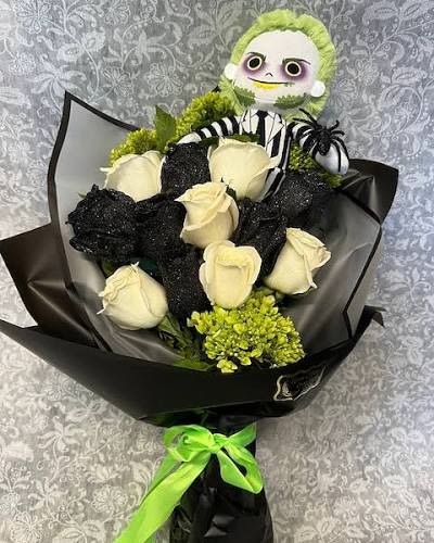 Bettlejuice spooky bouquet  - Spooky bouquet of bettlejuice, made up of black roses, white and green flower details, medium plush of the character, decorative details of spiders, wrapped with black paper and electric green bow.