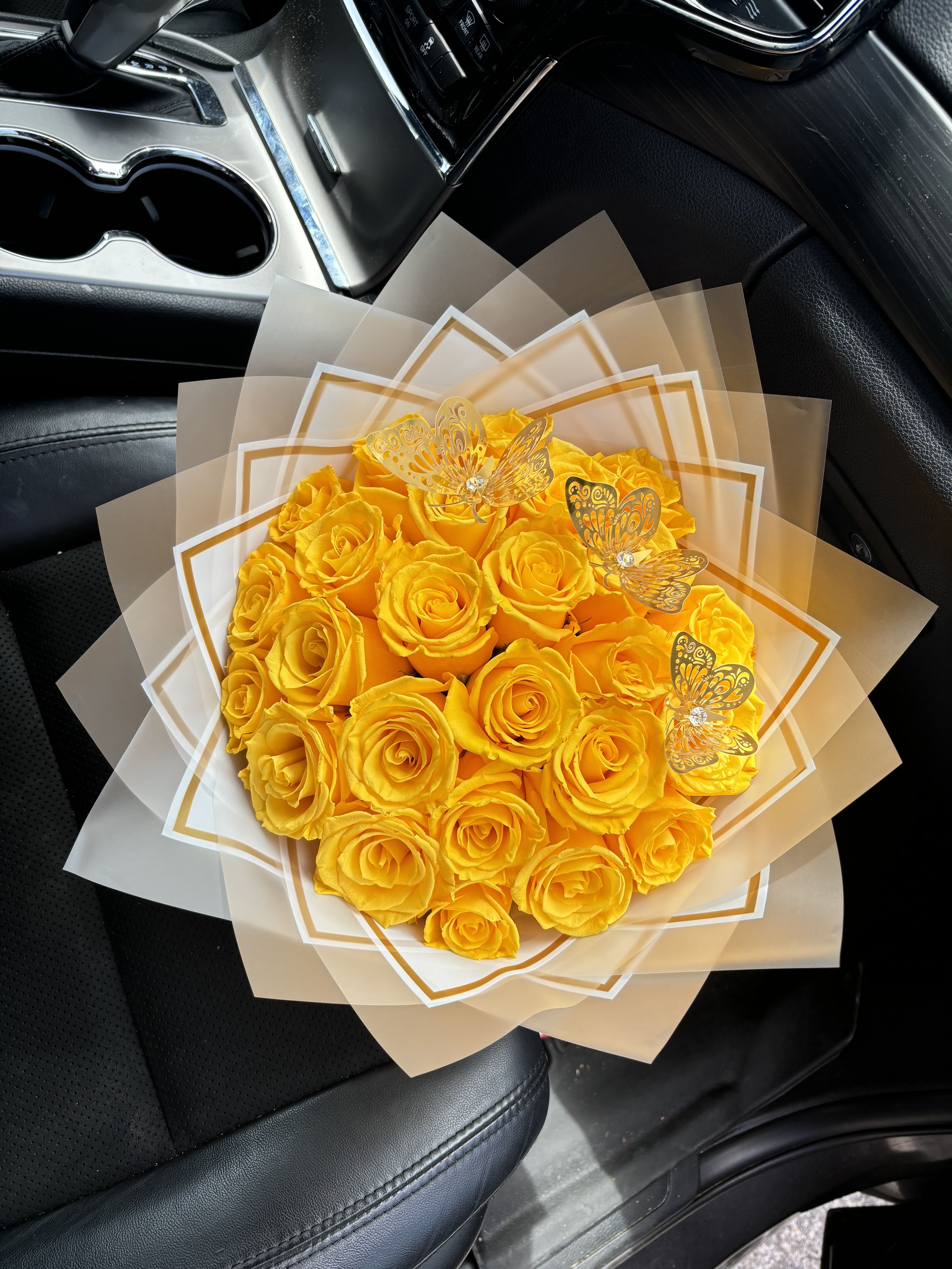 25 Yellow Roses Bouquet - Brighten someone’s day with the radiant beauty of our 25 Yellow Roses Bouquet. Each rose is carefully selected for its freshness and vibrant color, symbolizing joy, friendship, and positive energy. This elegant arrangement is perfect for celebrating birthdays, anniversaries, or simply sending a thoughtful gesture filled with warmth and happiness.