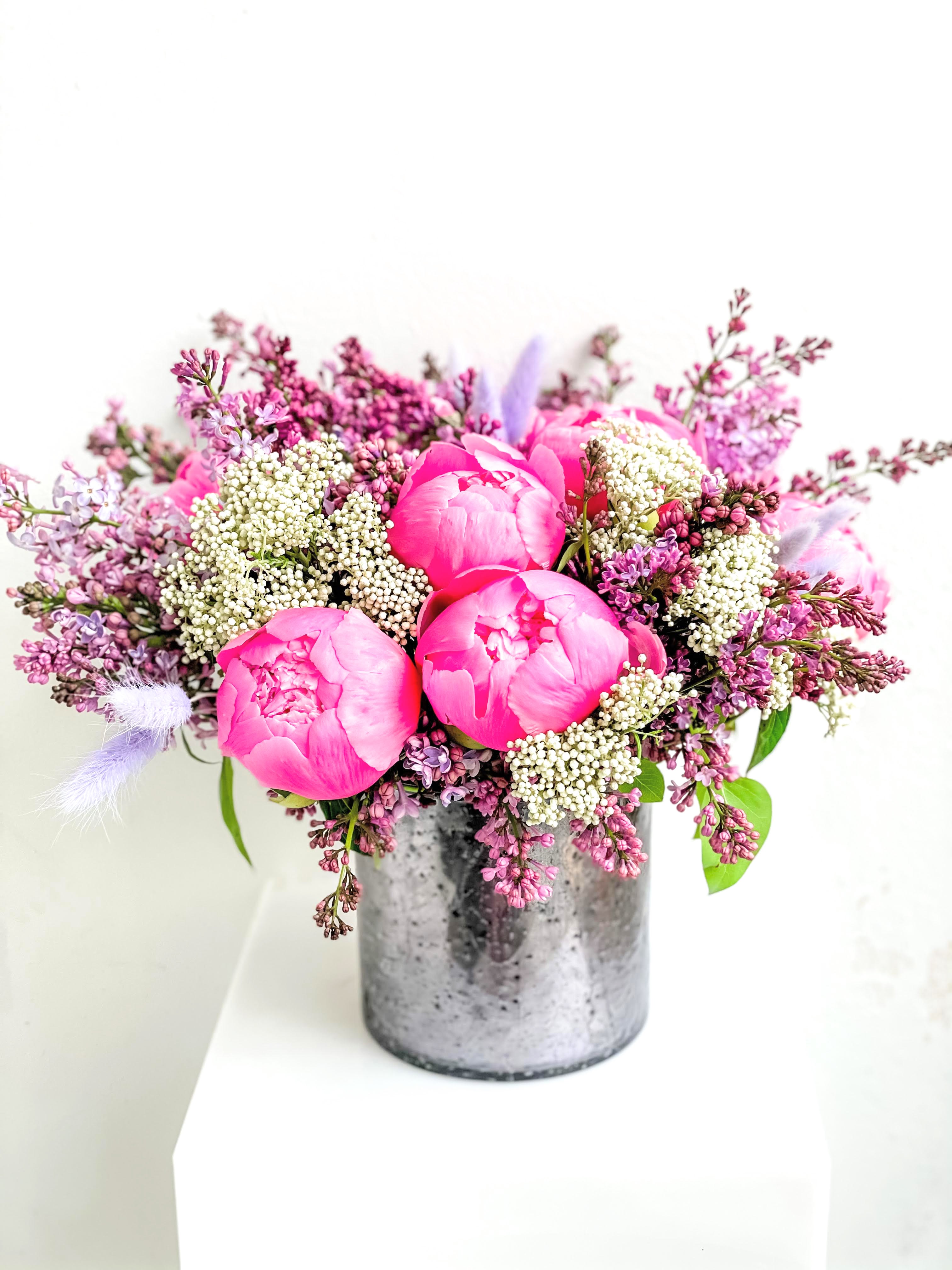 Litisiya. - Peonies with lilac.