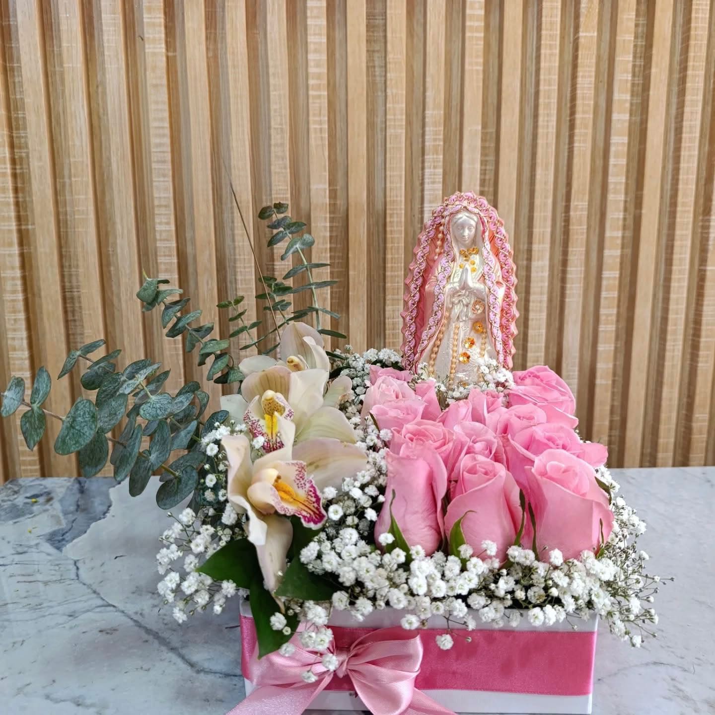 caja de virgencita - caja elaborada con rosas rosadas virgen de ceramica y orquideas cinvidium