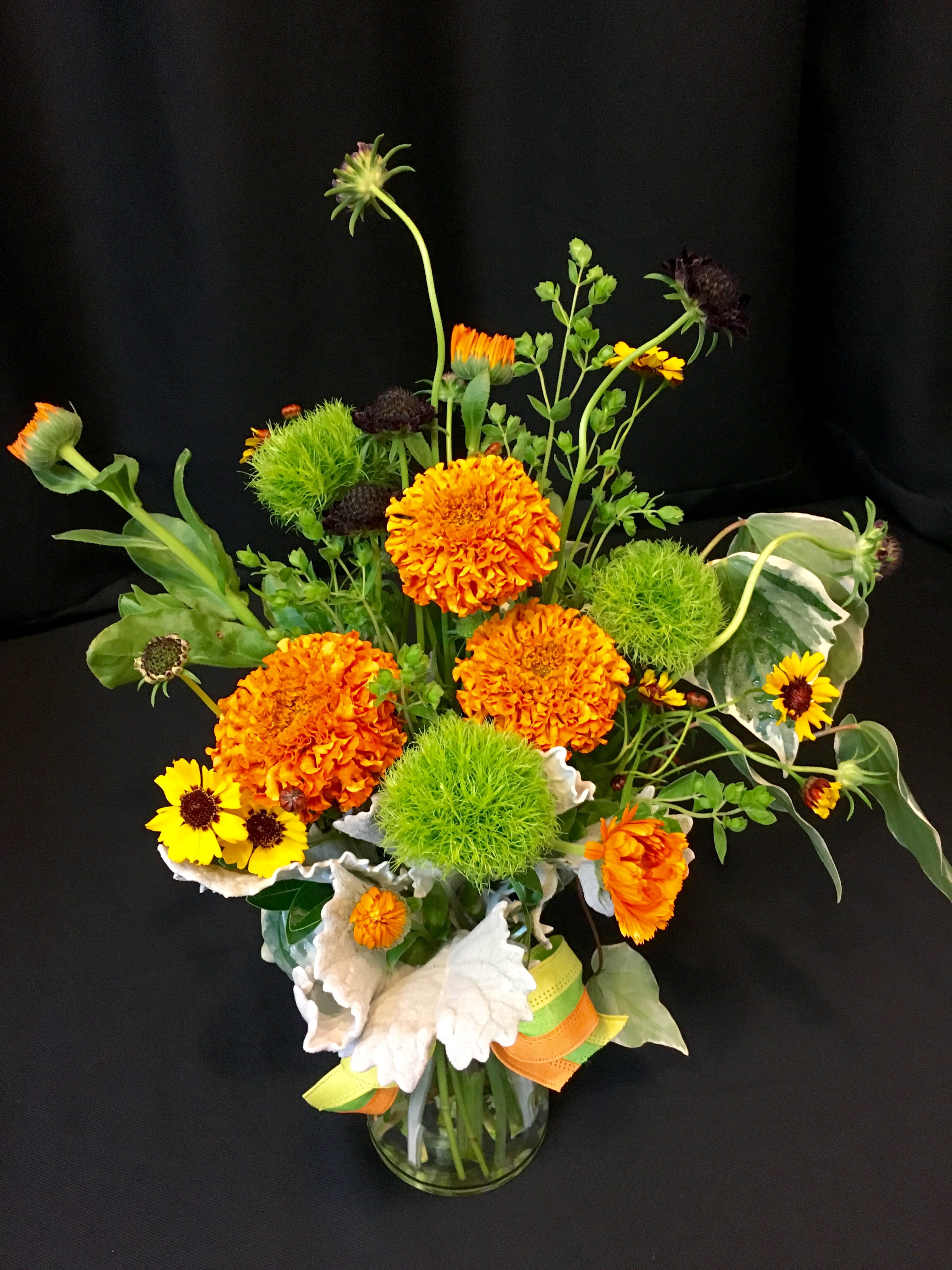 Small Bud Vase Mix - please read through descriiption below Small Bud Vase Mix - please read through descriiption below - A handful of flowers as a small token of appreciation or gesture of kindness. COLORS AND FLOWERS WILL VARY AT THIS PRICE POINT. If your sentiment is Valentine's Day, we WILL make this in Valentine colors! Flowers and colors will vary. In a small glass bud vase.