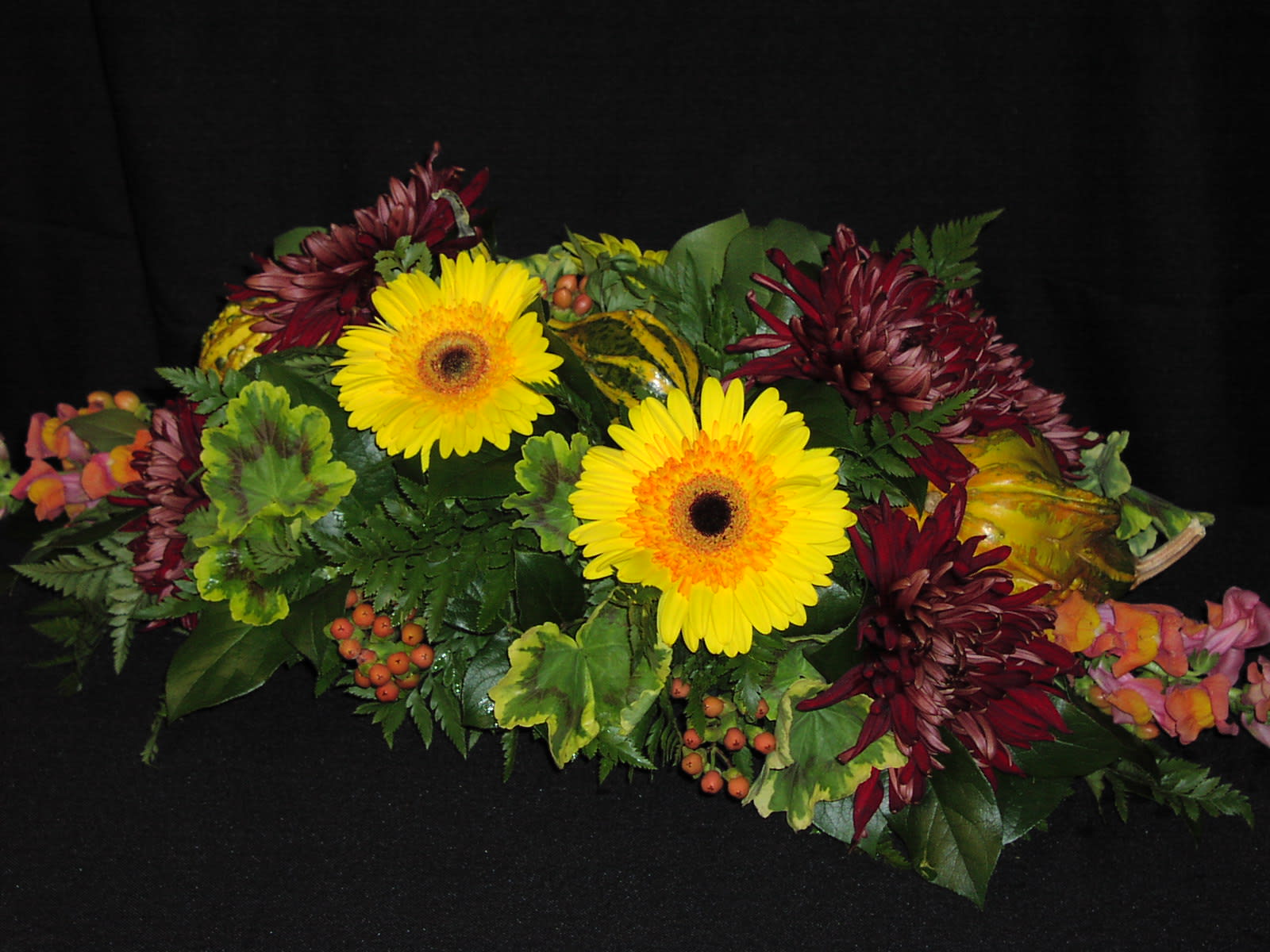 Thanksgiving Centerpiece Low Thanksgiving Centerpiece Low - Colors, flowers and items will vary. We will use a nice combination of fall color and texture accents. Suitable for a table of 6 guests. Use the deluxe or premium version and write us a note in the special request section if your table is longer / wider or if you want more height.