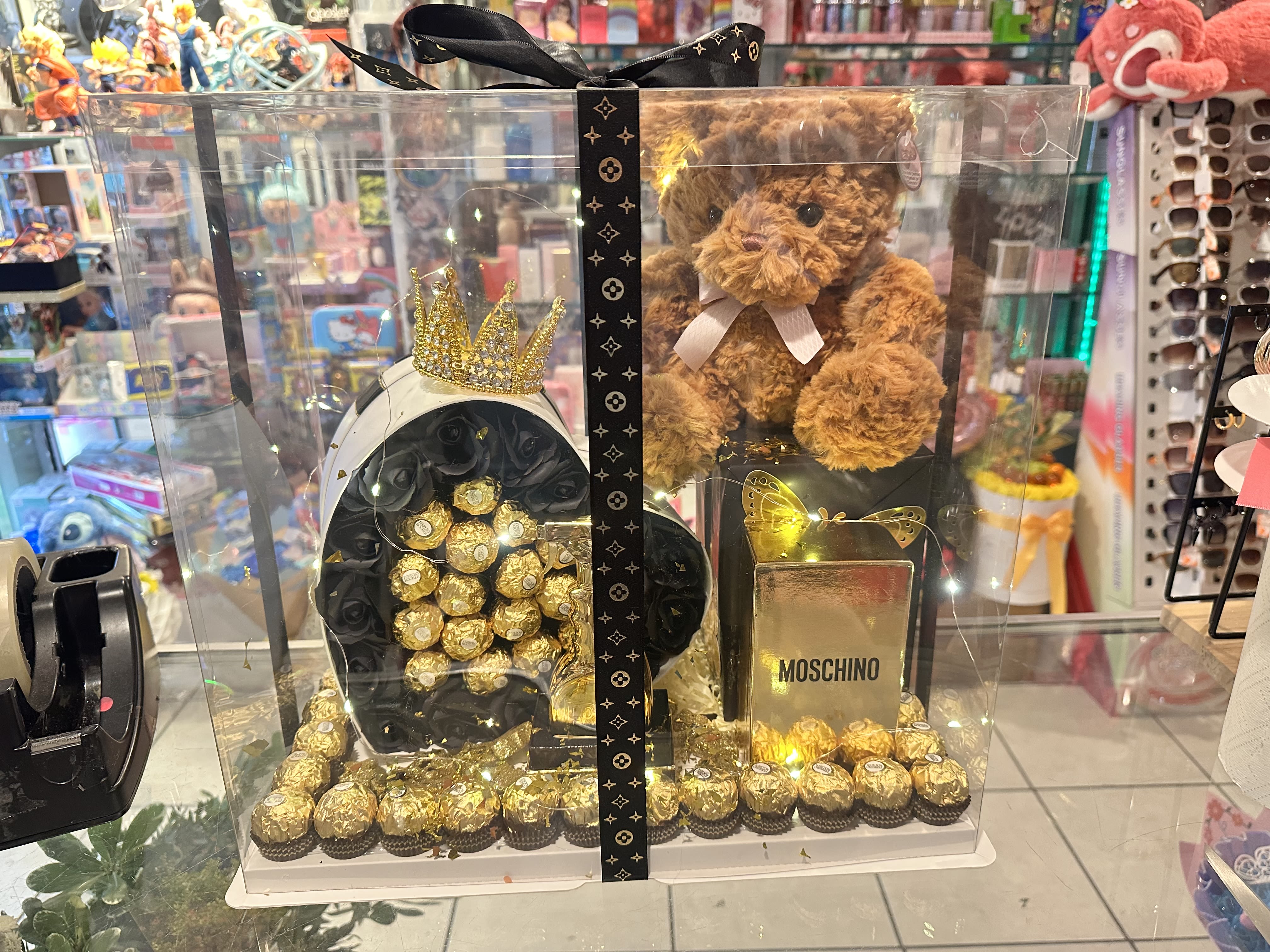 Black roses for love Black roses for love - Beautiful surprise box with box of roses and Ferrero Rocher chocolates, original perfume from the Moschino brand. Teddy bear with chocolate essence, ideal for a good gift for a beautiful person.