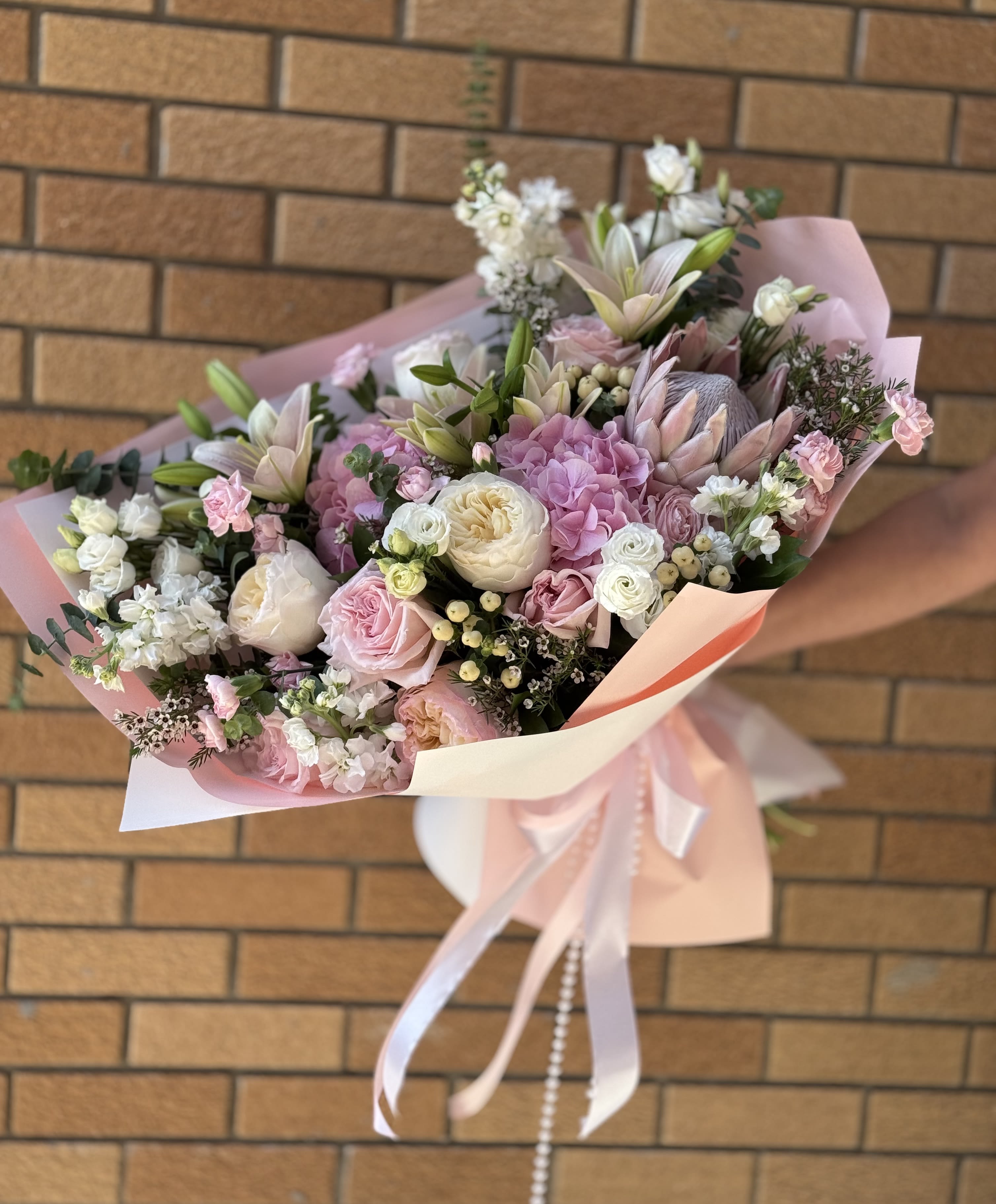 Majestic King Protea Bouquet.    The photo shows the deluxe size. - The photo shows the deluxe  size.