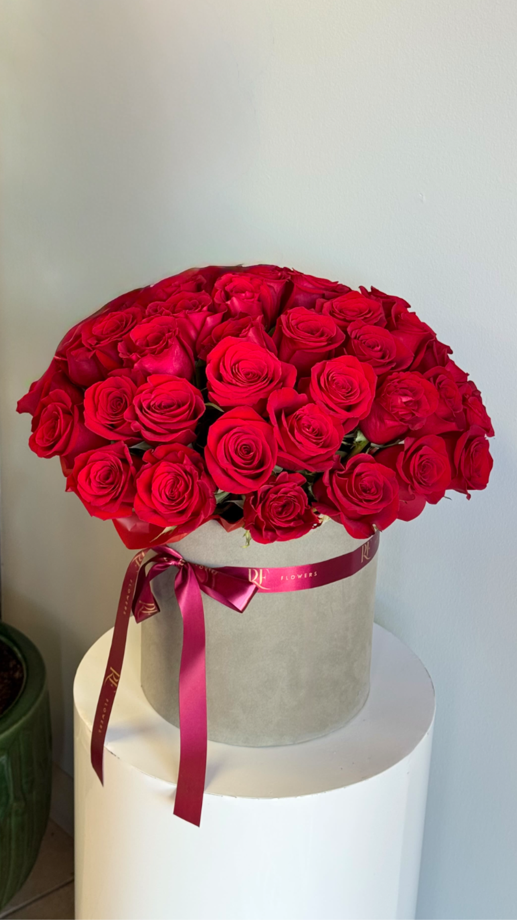 Luxury Roses - 50 red roses in a large grey box