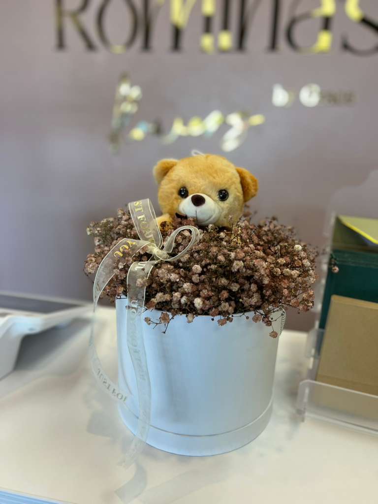 Teddy Love Box – Floral arrangement with teddy bear in a white box | Sweet gift in Orange County - A tender and charming gift. Our Teddy Love Box combines a soft teddy bear with delicate flowers (baby's breath) in an elegant white box adorned with translucent ribbon. Perfect for birthdays, anniversaries, new babies, or just to surprise someone with love.  Available for delivery in Orange County, California (Placentia, Fullerton, Brea, Anaheim, and surrounding areas).