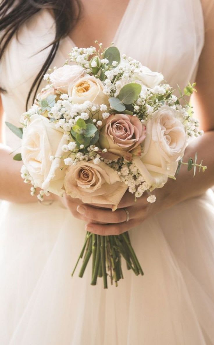 Bouquet de Novia - Elegancia y Belleza Floral para tu Gran Día -  Déjate cautivar por la magia de nuestros bouquets de novia, diseñados meticulosamente para complementar la belleza de cada novia en su día especial. En nuestra colección, fusionamos la frescura de las flores más delicadas con la creatividad de nuestros diseñadores florales, asegurando que cada ramo sea una obra de arte única.  Características Principales:    Diseño Personalizado: Cada bouquet se crea según tus preferencias y el estilo de tu boda, garantizando que sea una extensión perfecta de tu personalidad y temática.     Flores Frescas de Calidad: Utilizamos solo las flores más frescas y de mayor calidad, seleccionadas a mano para asegurar su belleza y durabilidad.     Variedad de Estilos: Desde el clásico bouquet redondo hasta los modernos ramos asimétricos y cascada, ofrecemos una amplia gama de estilos para adaptarse a cada novia.     Detalle Impecable: Cada ramo se confecciona con atención al detalle, utilizando técnicas de atado y envoltura que realzan su belleza y lo hacen fácil de sostener.   Nuestro Compromiso:  En cada etapa del proceso, desde la consulta inicial hasta la entrega final, nos esforzamos por superar tus expectativas y asegurarnos de que tu bouquet sea tan especial como el día en sí. Confía en nosotros para transformar tus sueños florales en una realidad inolvidable.  Descubre la perfección en cada pétalo. Descubre nuestro bouquet de novia hoy mismo.