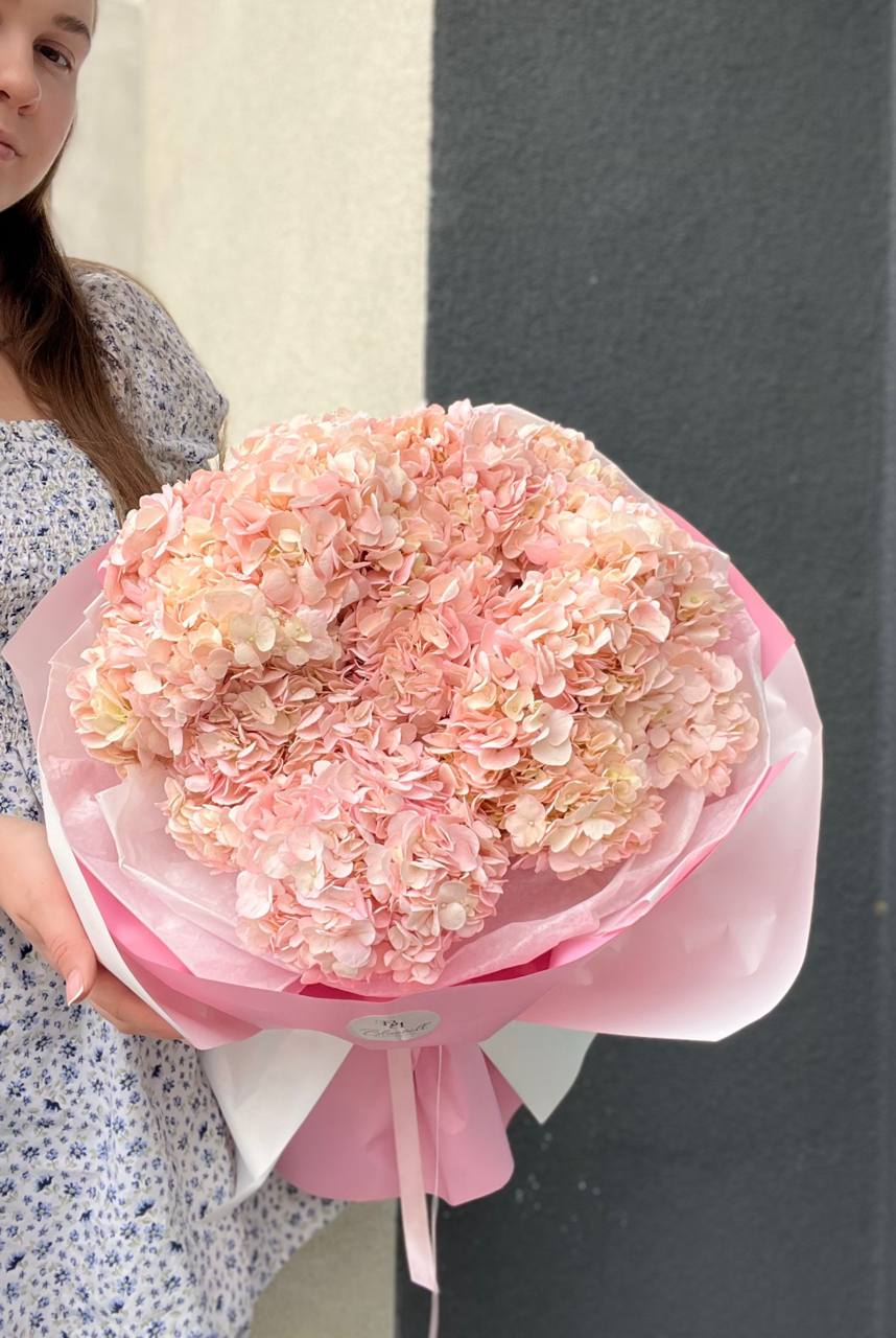 Pink cloud  Pink cloud  - Delicate and dreamy, this bouquet features lush pink hydrangeas in full bloom. Soft, romantic, and effortlessly elegant, it brings a touch of sophistication and charm to any occasion. Perfect as a gift to express love, gratitude, or admiration, this bouquet radiates gentle beauty and joy