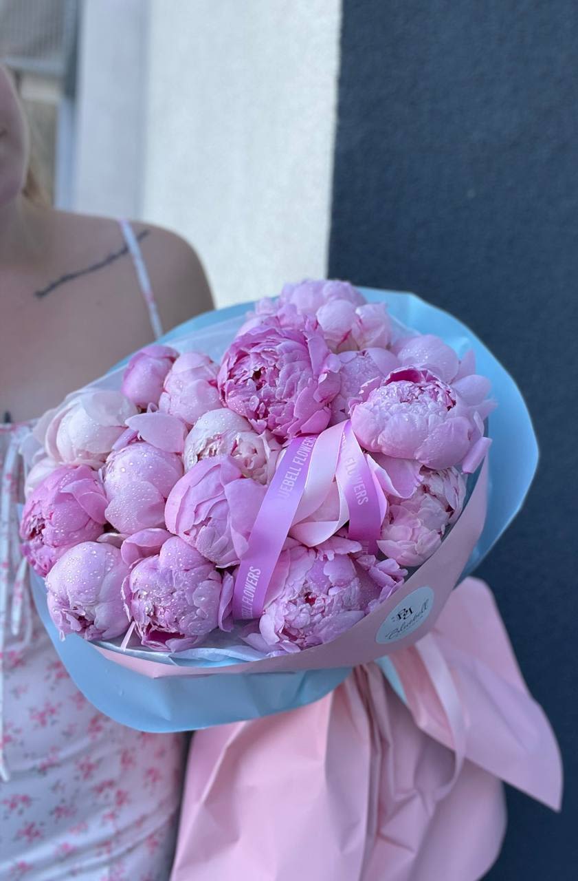 Maretta Maretta - A stunning bouquet of 20 lush peonies, bursting with soft petals and gentle fragrance. Elegant and romantic, this bouquet captures the essence of beauty and celebration, making it the perfect gift for weddings, anniversaries, or any special moment.