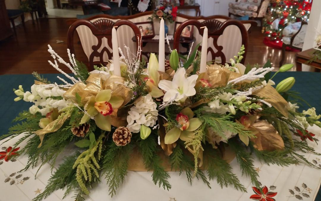 Centerpiece in Gold and white 2 days advance notice Centerpiece in Gold and white 2 days advance notice - Elegant centerpiece that will make your holiday dinner extra special. It could be made in different colors  red and white  or all red,  call about the colors you desire.. This is not a same day delivery arrangement.