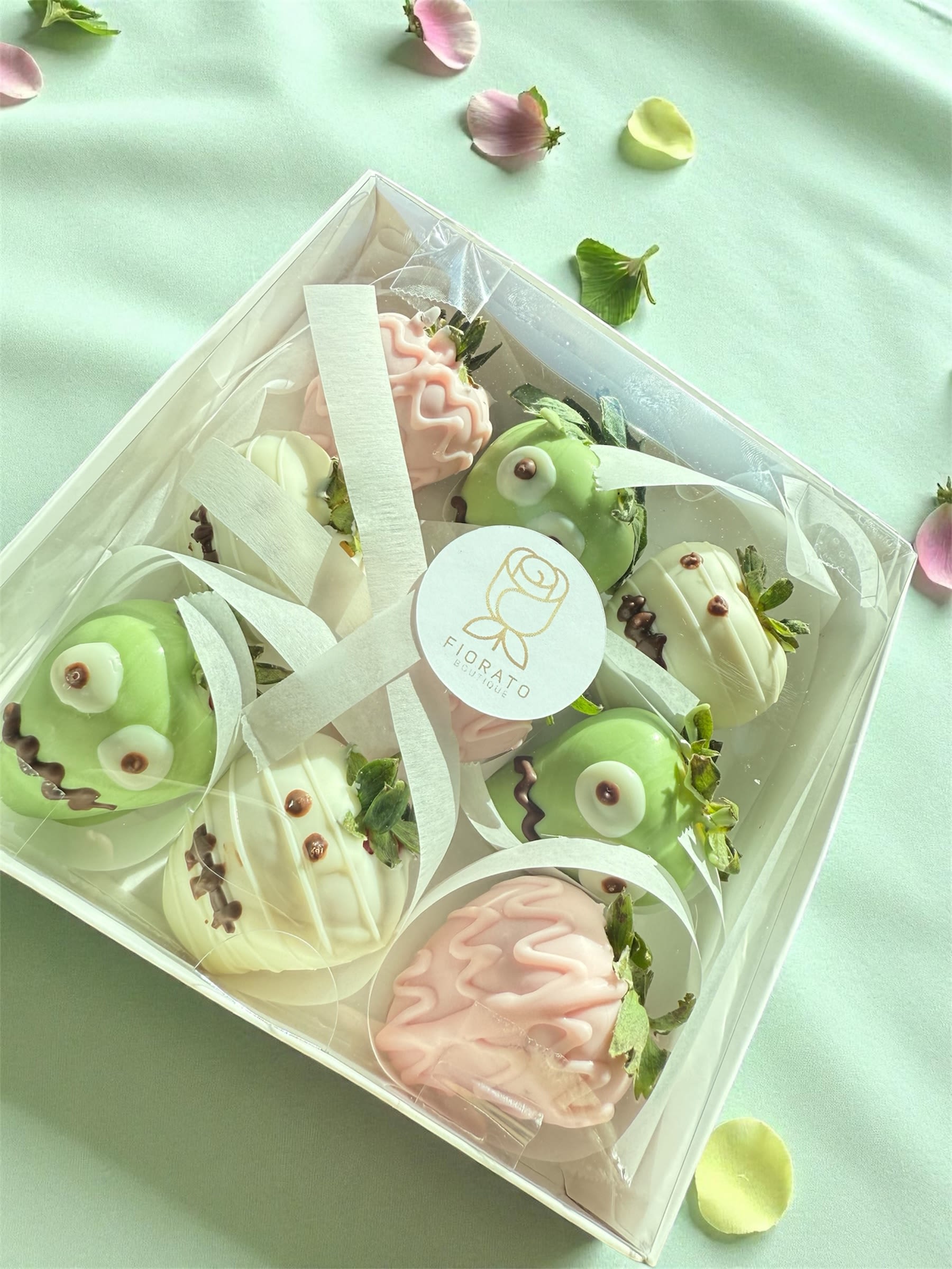 Box Halloween - Endulza esta temporada con nuestra deliciosa caja de 9 fresas cubiertas de chocolate, decoradas con motivos de Halloween. Cada fresa está cuidadosamente bañada en chocolate premium y decorada con diseños temáticos. 