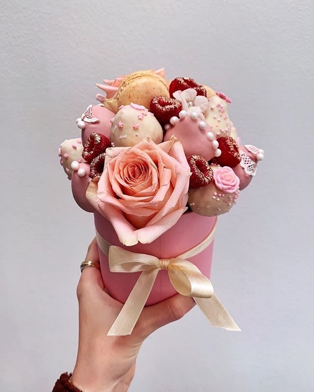 Sweet Rose Box - Nuestra Sweet Rose Box incluye fresas cubiertas en chocolate rosa y blanco, frambuesas naturales, una rosa premium en tono pastel, un macaron francés y pequeños toques decorativos que hacen de cada detalle una joya comestible. Perfecto para regalar amor, ternura o celebrar momentos especiales con elegancia. 