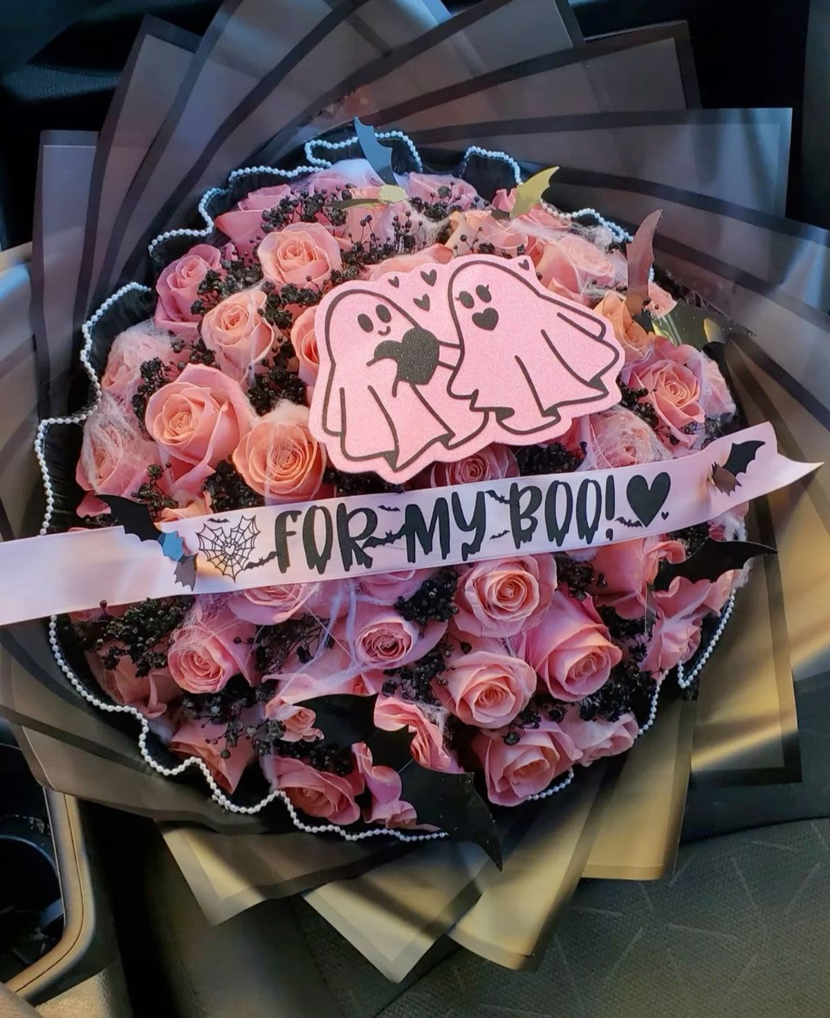 halloween pink - detalle elaborado con 50 rosas de color rosado y aplique de fantasmas y personalizacion de la bandita mensaje se necesitan 24 horas por anticipacion
