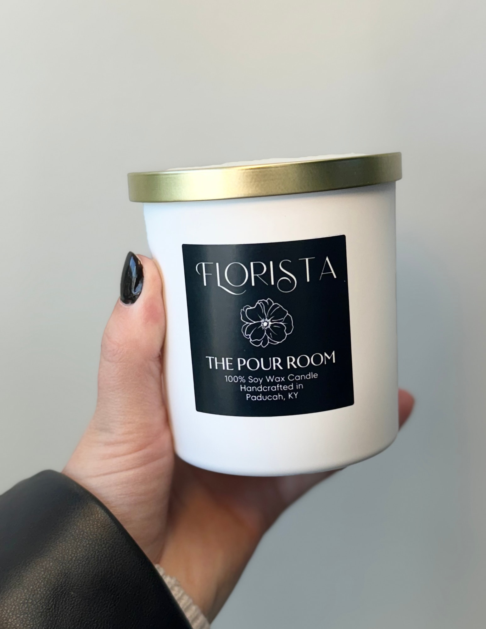 POUR ROOM CANDLE - FLORISTA - Complete the gesture of love by adding a candle to your flower arrangement. This thoughtful add-on makes your gift even more memorable and heartfelt!