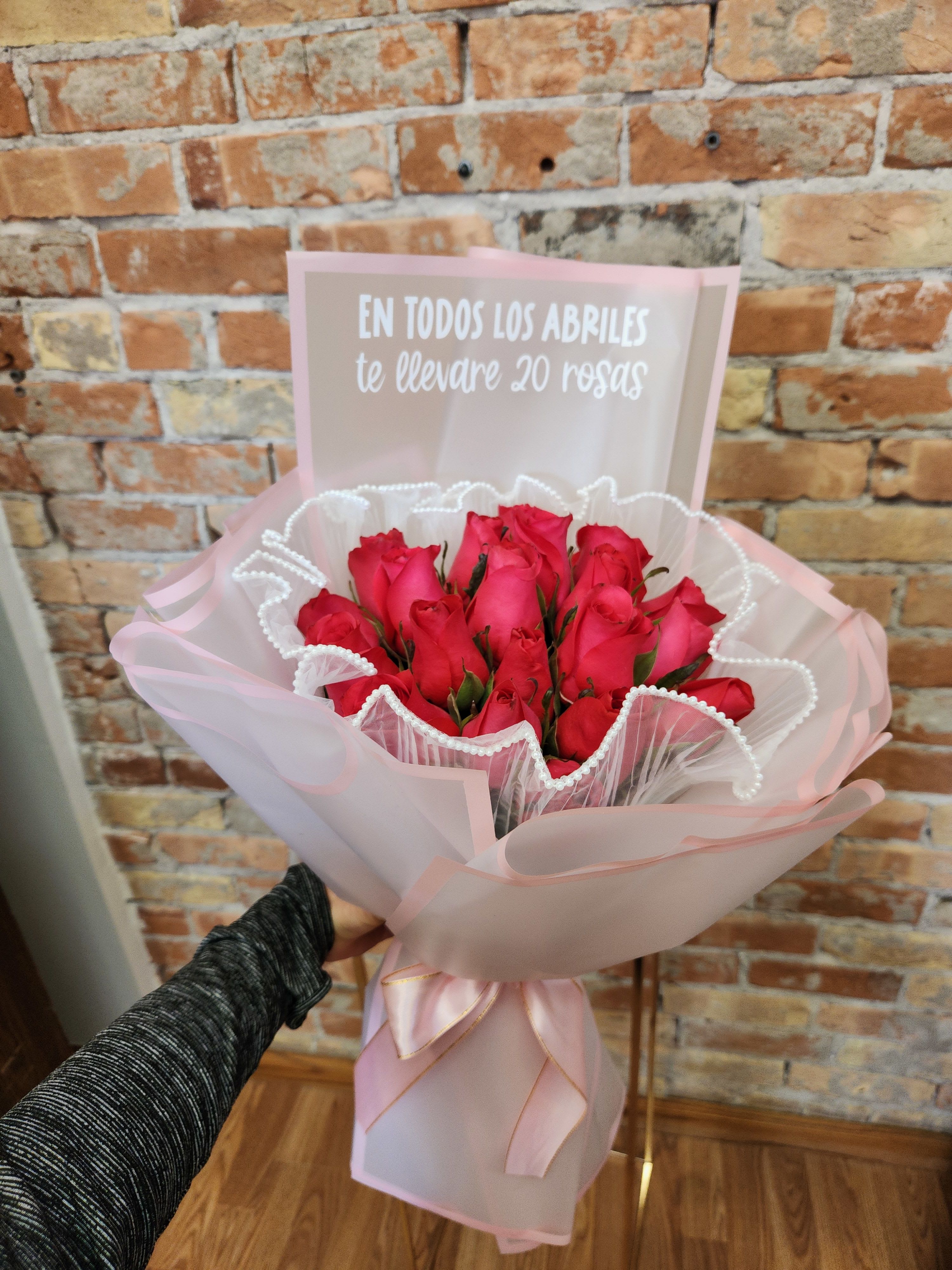 20 rosas - Dedicado a una tendencia amorosa, en la que puedes demostrar el amor que sientes por alguien en todo el mes de aAbril. aunque puede adaptarse en toda temporada. disponibles todo el mes de abril