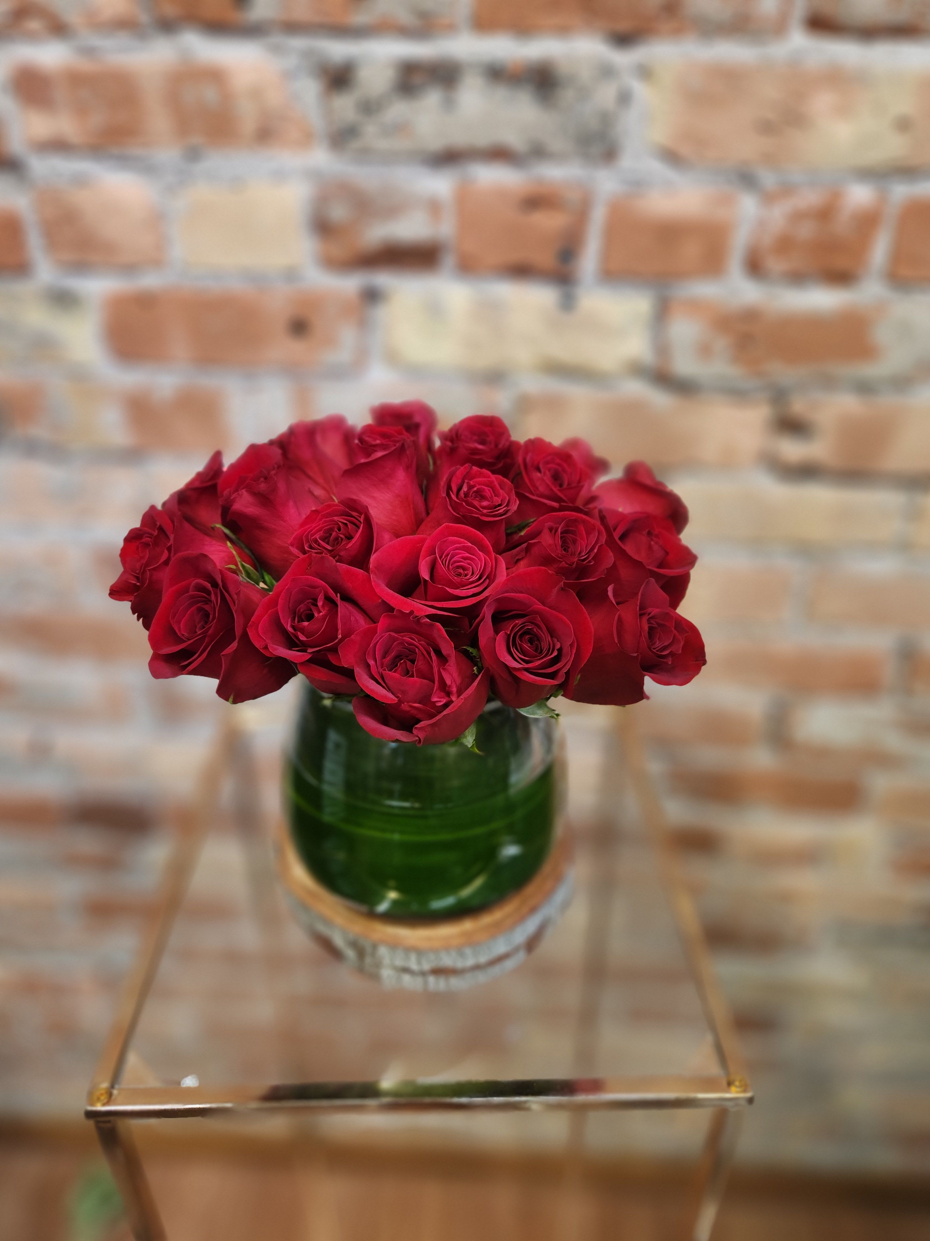 25 rosas - Es un florero muy romantico como tradicional, puedes enviarlo para cualquier ocasion y sorprende a esa persona amada. All photographs are work done by us