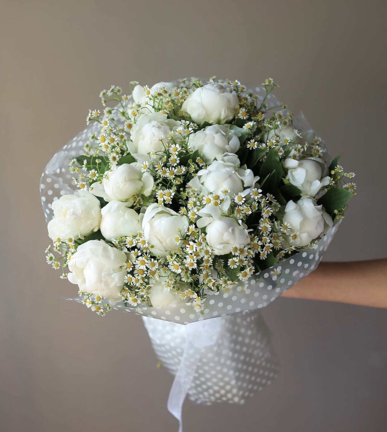 № 70 - THE PHOTO SHOWS THE PREMIUM SIZE. - The photo shows the premium size.  The most desired bouquet of any woman. A bouquet of white fragrant peonies with daisies. Standard size - 9 peonies Deluxe size - 12 peonies Premium size - 15 peonies