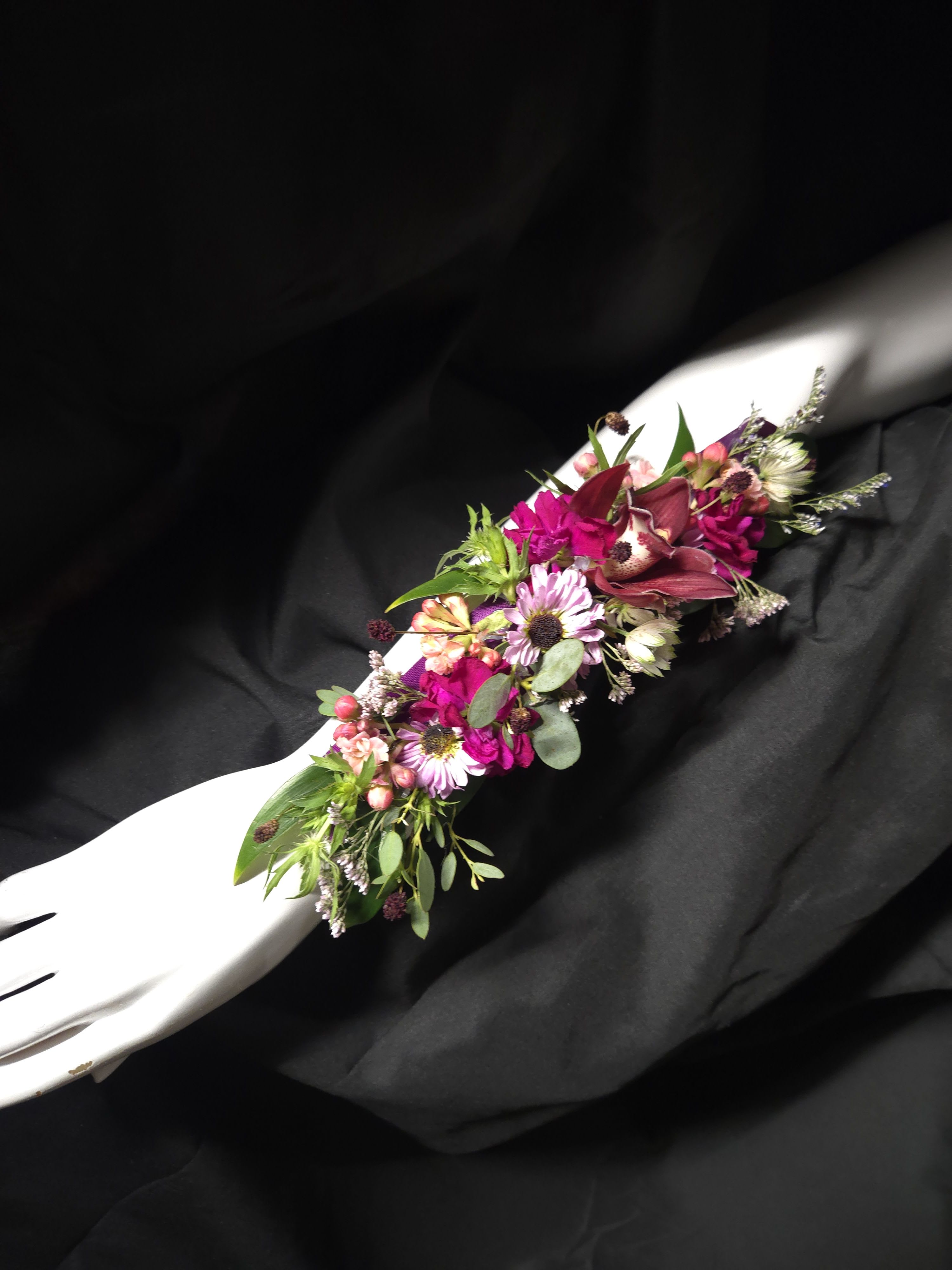 Arm candy - An arm corsage that moves with you 