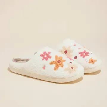 FLORAL SLIPPERS - A cozy pair slippers with an adorable flower design!