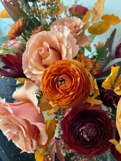 Designer's Choice - Best of Autumn Designer's Choice - Best of Autumn - Choose from any of our Thanksgiving palettes or select hues from all three. Request long, low table piece, grand foyer welcome or round, compact hostess gift. The options are endless for your Thanksgiving celebration!