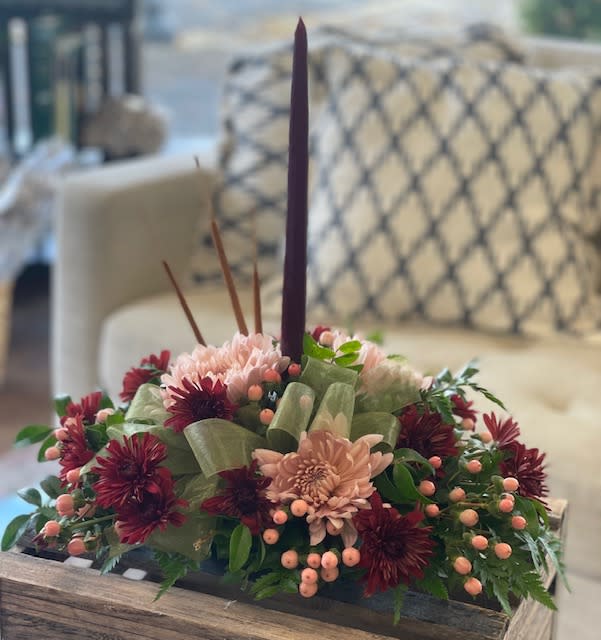 Intimate candle centerpiece  - Small centerpiece with 1 candle and mixed flowers