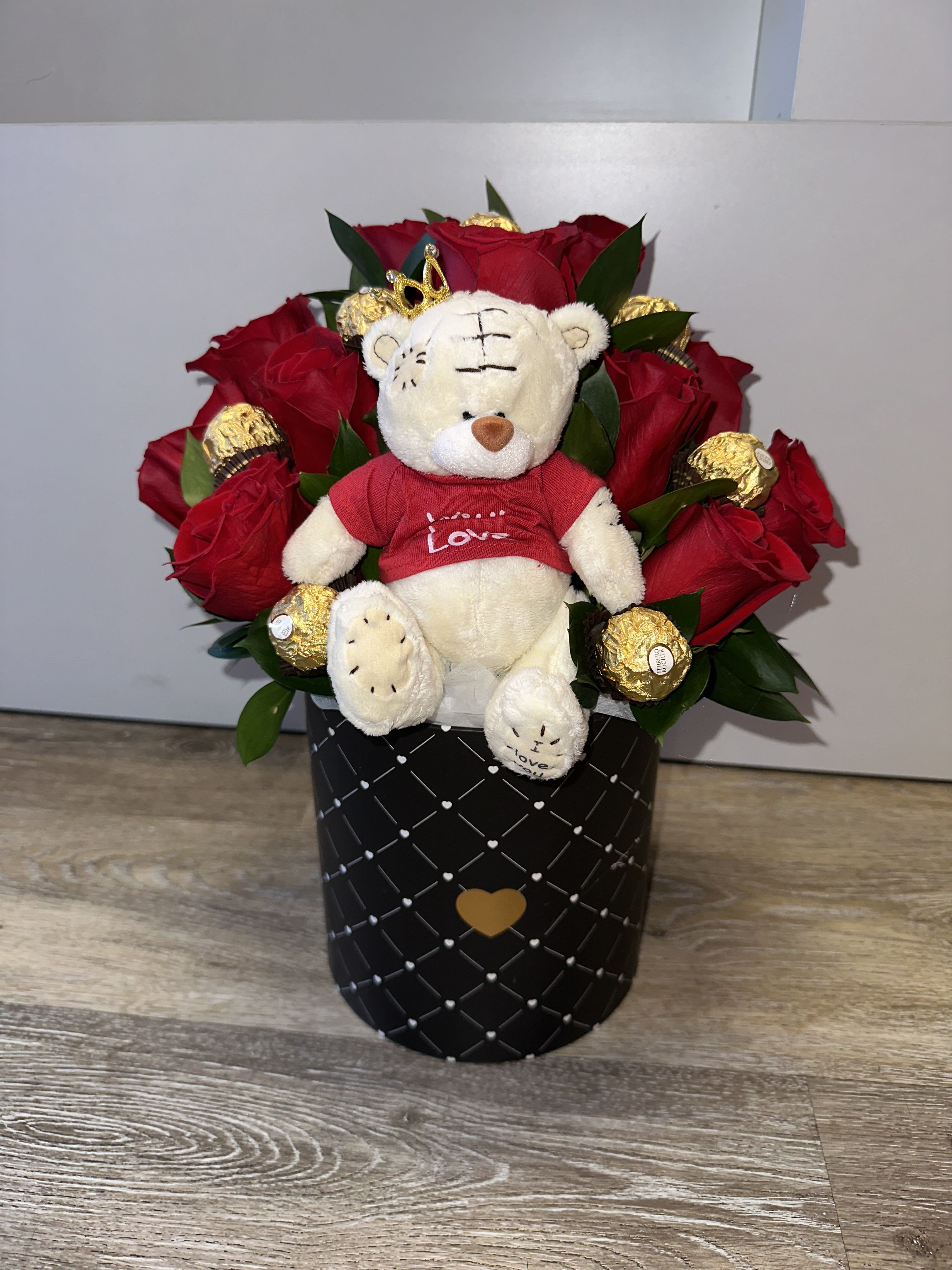 DETAIL WITH ROSES, WITH SMALL PLUSH TOY - DETAIL WITH ROSES, WITH SMALL PLUSH TOY