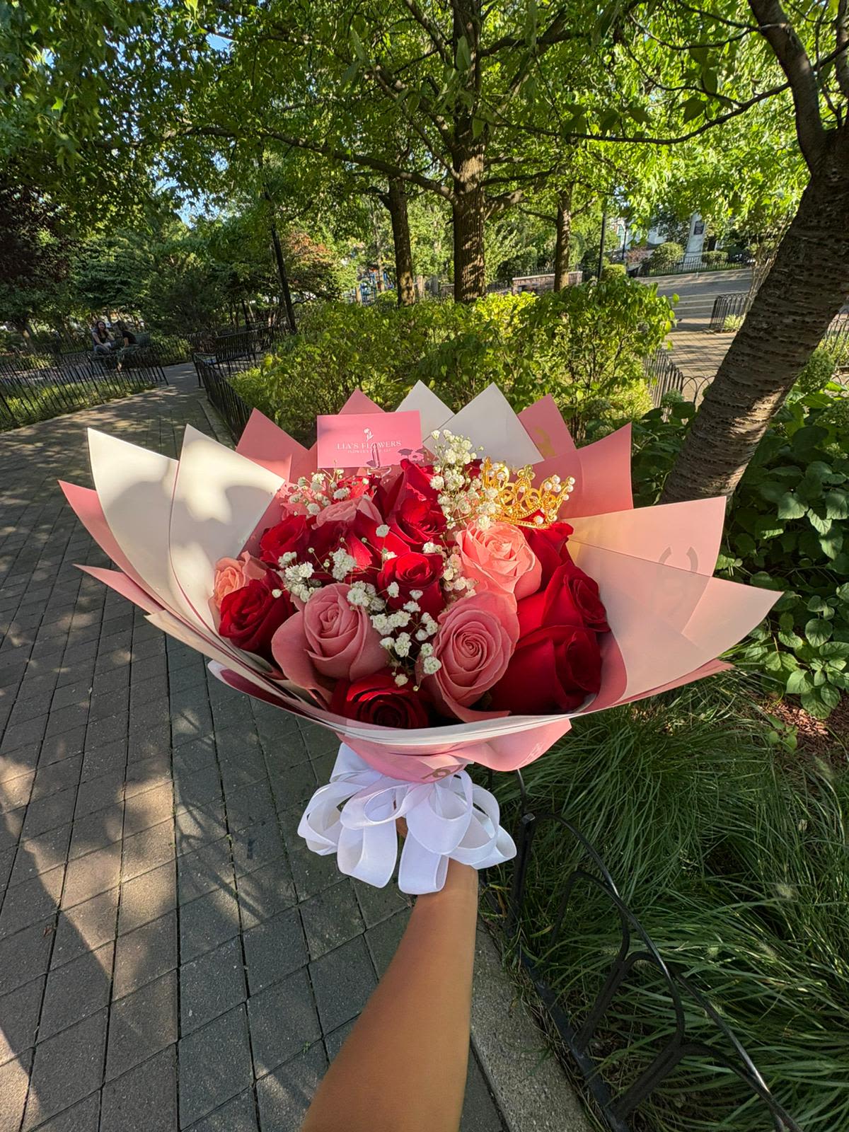 Amour Bouquet – Red and Pink Roses - Celebrate love and passion with our elegant Amour Bouquet, a stunning arrangement of red and pink roses that perfectly blend romance and sweetness. Each rose is carefully hand-picked and arranged to create a luxurious floral bouquet that expresses deep affection and tenderness. Ideal for anniversaries, birthdays, romantic gifts, or any special occasion, this flower arrangement is a timeless symbol of love. Surprise someone special with the beauty and elegance of fresh roses in every petal.