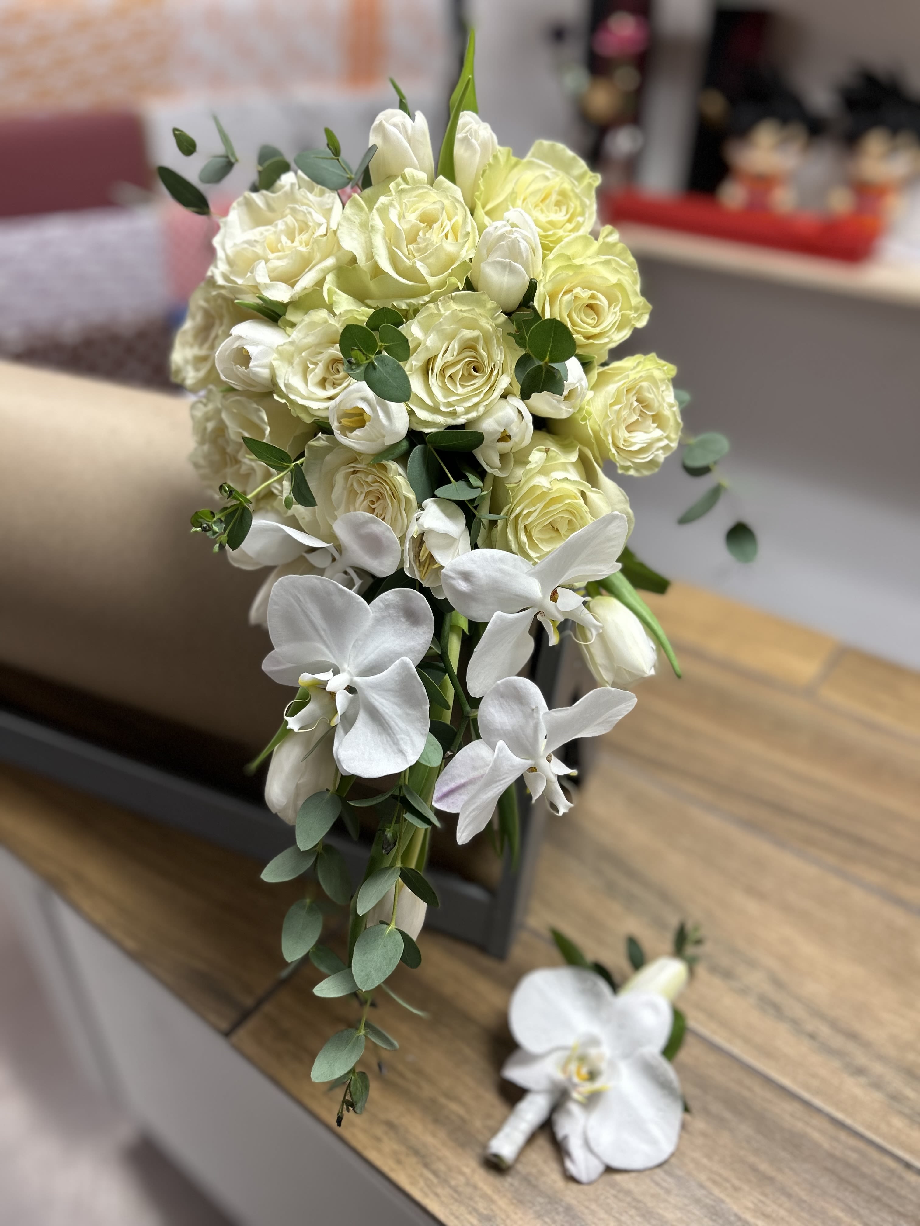 Weddings bouquet  - Delicate wedding bouquet with beautiful white roses, tulips and orchids Hermoso y delicado bouquet para novia con rosas y orquideas 
