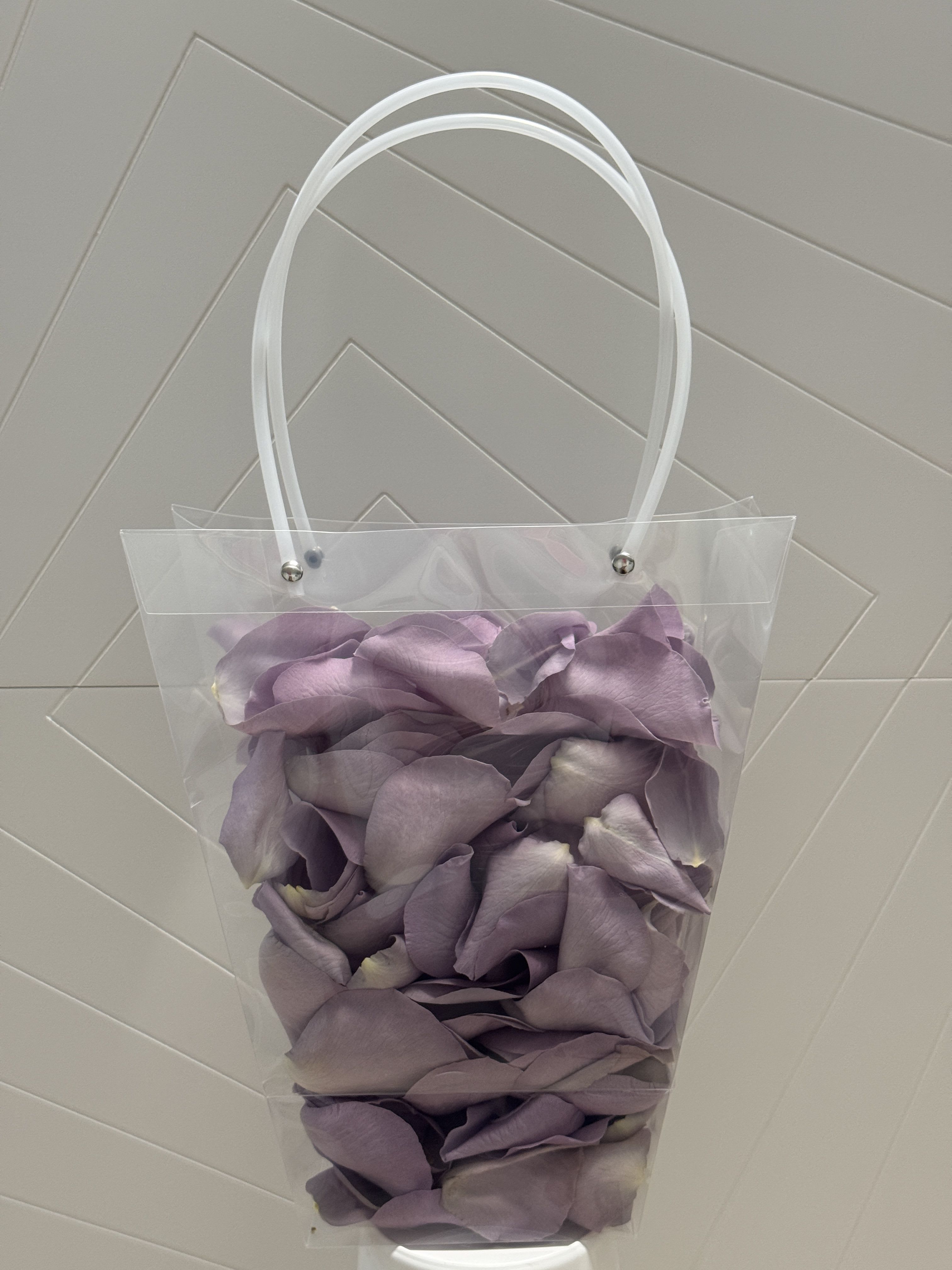 Bag of petals  - Approximately 220 petals Available in any color you desire, these petals are perfect for weddings, romantic surprises, and unforgettable celebrations.Just let us know in the notes what color do you prefer.