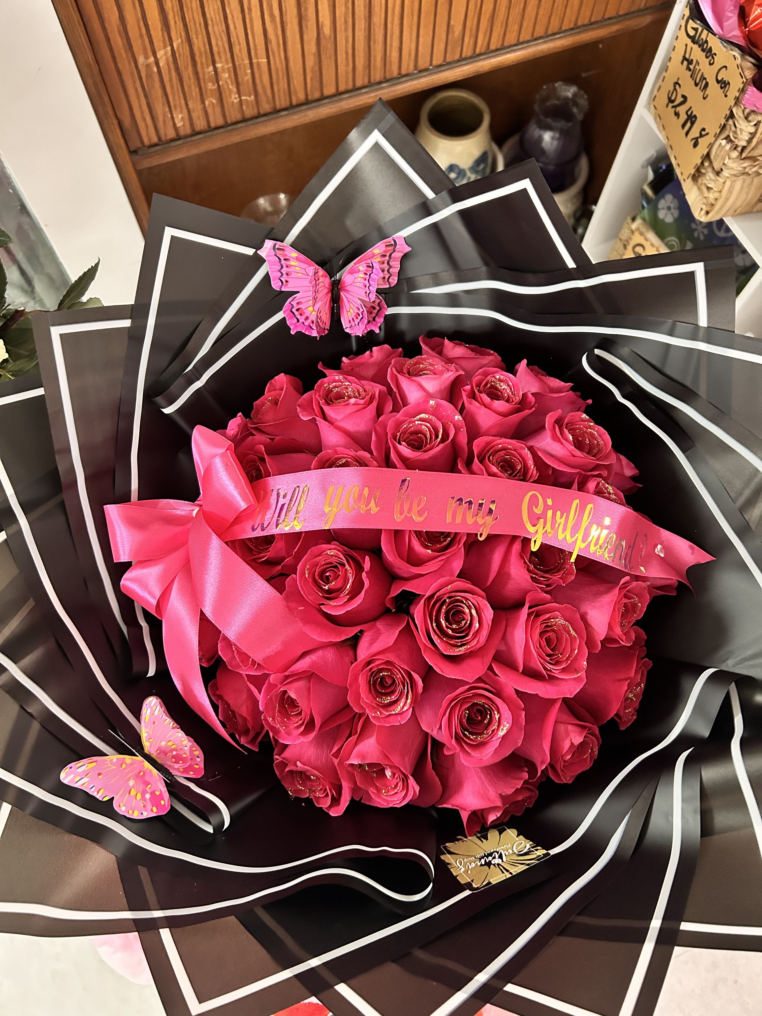 Medium bouquet - Medium bouquet of 50 fuchsia roses Ramo mediano de 50 rosas en color fuchsia (Ribbon not included)