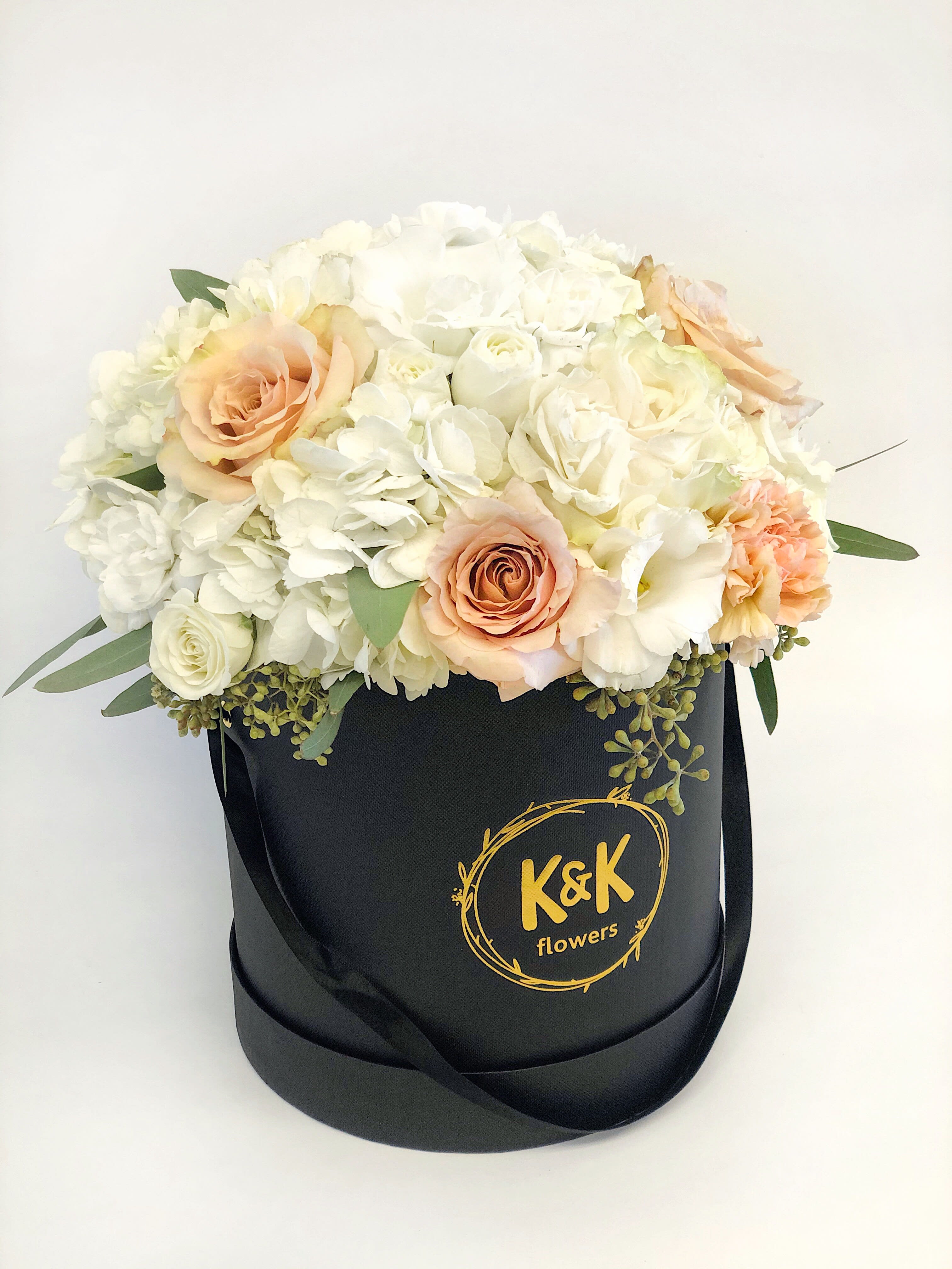Black hat box arrangement peach and white colors - If You want bouquet with a twist, choose our flower boxes. We have wood boxes for rustic looking arrangements, or hat boxes for a more elegant look. It’s a beautiful and convenient way. Flowers in boxes don’t need vases. That makes it perfect for transportation and keeping flowers hydrated and secure.