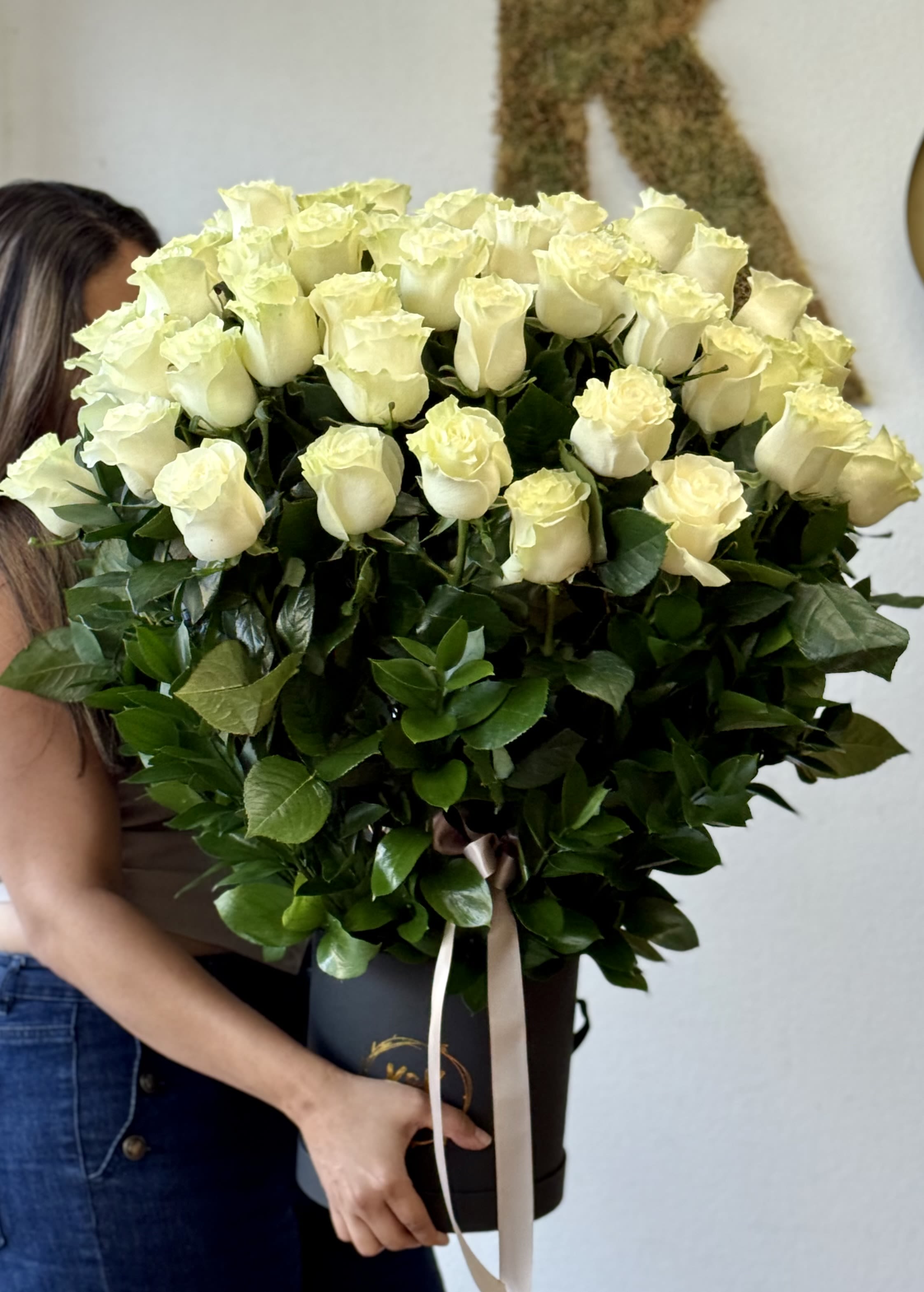 Long stem white Roses hatbox - Mixed flowers, from romantic and gentle to an edgy and interesting look. If you want a bouquet with a twist, choose our hat boxes for a more elegant look. It’s a beautiful and convenient way. Flowers in boxes don’t need vases. That makes it perfect for transportation and keeping flowers hydrated and secure.