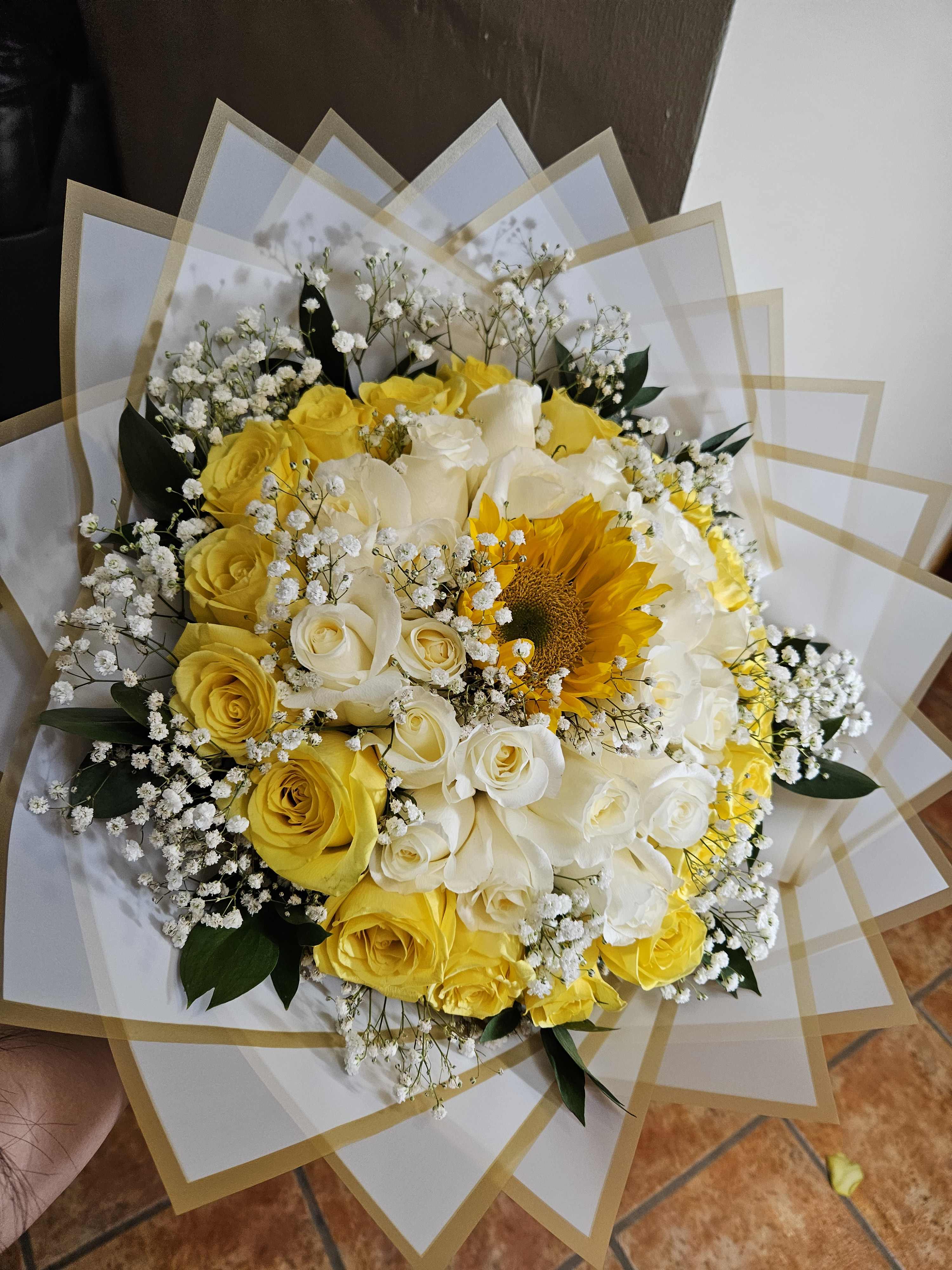 Trío de Luz ramo de rosas con girasol - Este impresionante ramo presenta una combinación armoniosa de flores cuidadosamente seleccionadas, incluyendo rosas blancas, rosas amarillas y girasoles, que se unen para crear una sinfonía de colores vibrantes y elegancia atemporal.  Las 36 rosas blancas simbolizan la pureza y la inocencia, añadiendo un toque de serenidad y elegancia al ramo. Las rosas amarillas, con su cálida luminosidad, representan la alegría y la felicidad, infundiendo al ramo una energía contagiosa y optimismo. Completando esta magnífica composición, los girasoles irradian calidez y vitalidad, evocando la luz dorada del sol y transmitiendo una sensación de positividad y renovación.  Cada flor ha sido seleccionada a mano por nuestros expertos floristas para garantizar la frescura y la calidad excepcionales. Presentado con un delicado envoltorio y un lazo de seda, el Bouquet Primaveral &quot;Trío de Luz&quot; es el regalo perfecto para celebrar ocasiones especiales, expresar gratitud o simplemente alegrar el día de alguien querido.  Deja que este encantador ramo lleve consigo un mensaje de amor y esperanza, iluminando cualquier espacio con su belleza radiante y su espíritu primaveral. Sorprende a tus seres queridos con este regalo verdaderamente excepcional y comparte la alegría de la temporada con el Bouquet Primaveral &quot;Trío de Luz&quot;.