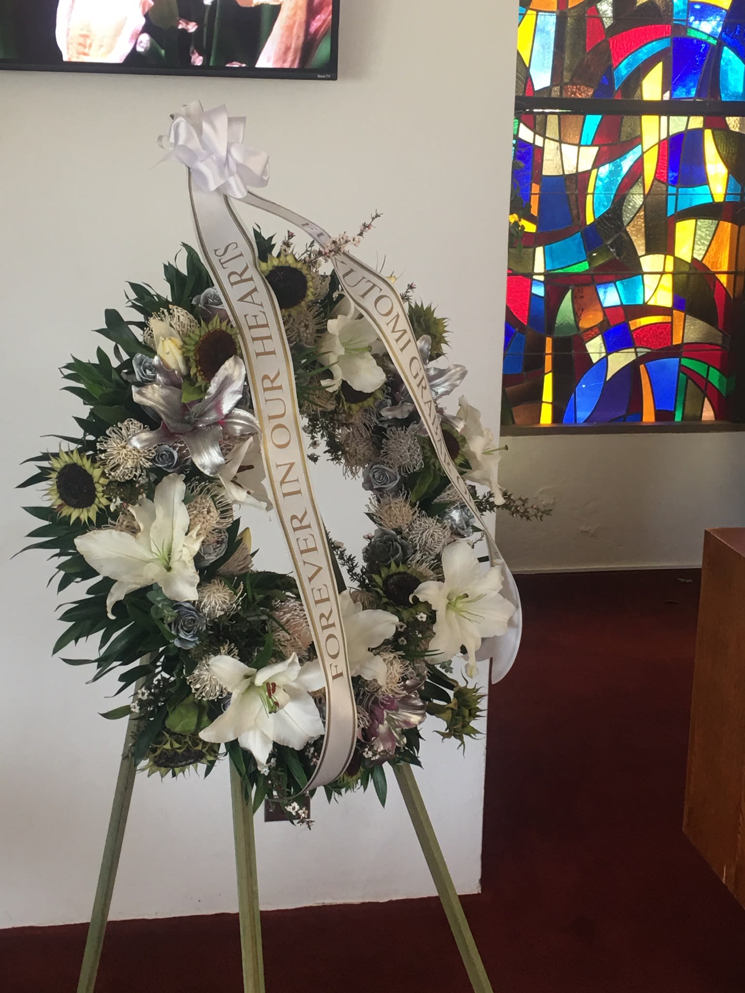  $685  Heavenly Easel Wreath (Oahu Only) Three easel displays and one casket saddle - Heavenly easel wreath mixed tropicals and secondary seasonal flowers  Deposit of 500 out of   $1080 Amount due $580  with 3 banner are at $35 each   $685 is your balance? 