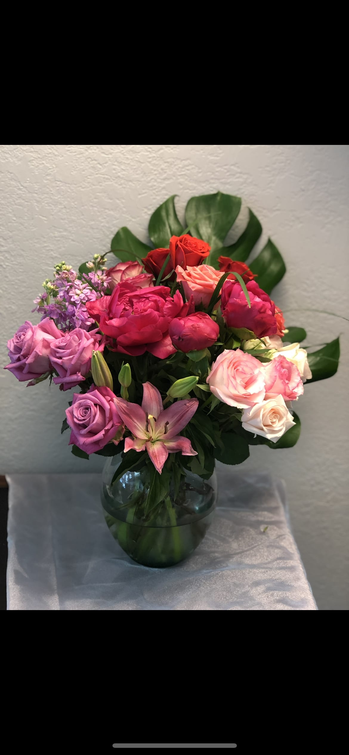 Peonie Pop - A breathtaking arrangement with a hint of tropical 