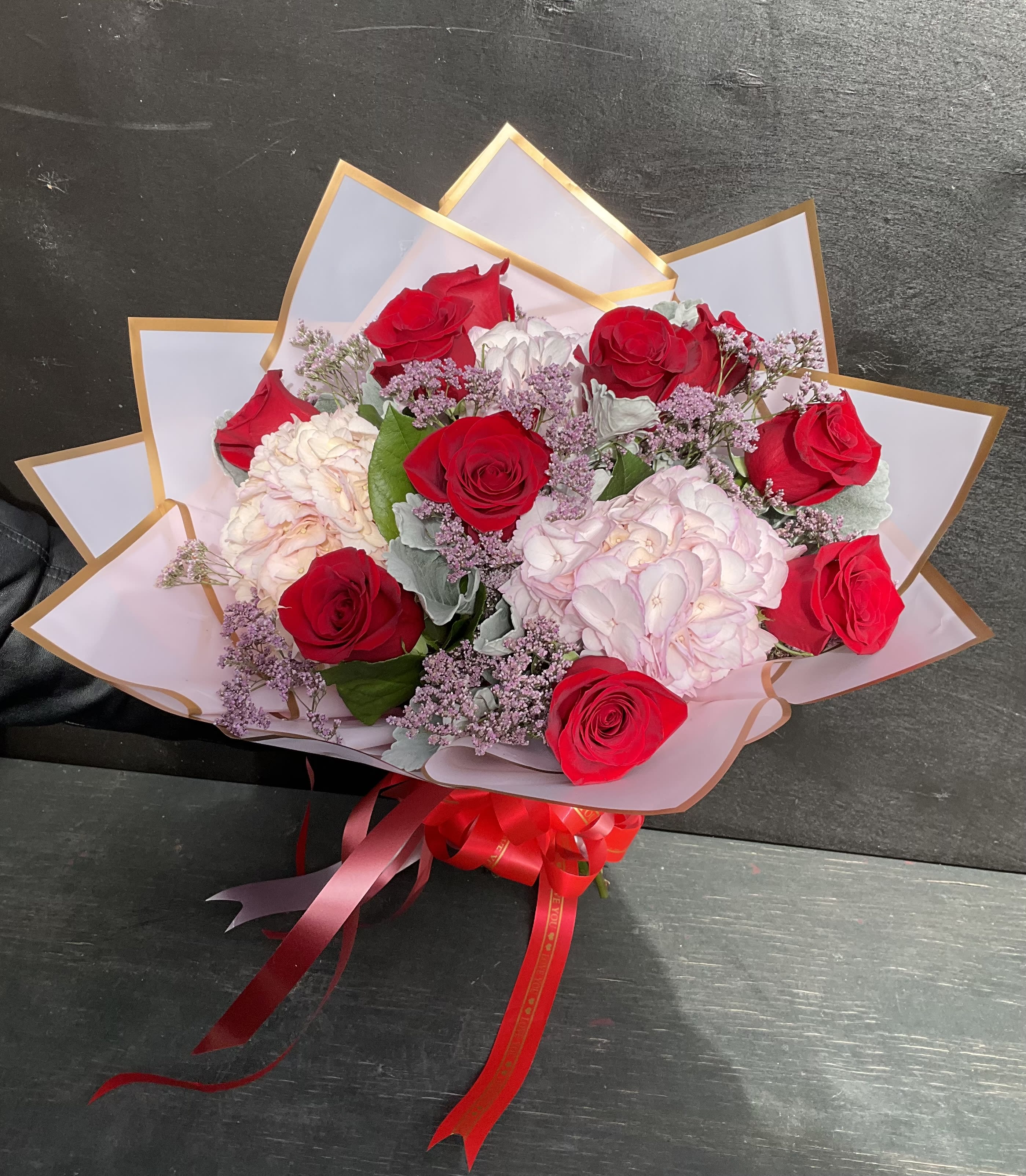 Dashing love - A hand-wrapped bouquet, perfect for a sweet gift for your or your loved one. With premium flowers and filler. 