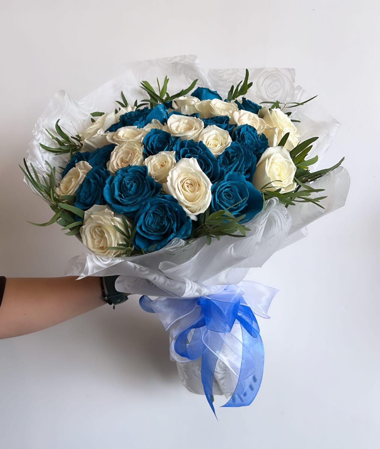White &amp; Blue Rose Bouquet - Premium Quality Flowers Wrapping paper may be varied Vase is not included; Wrapping is included; 