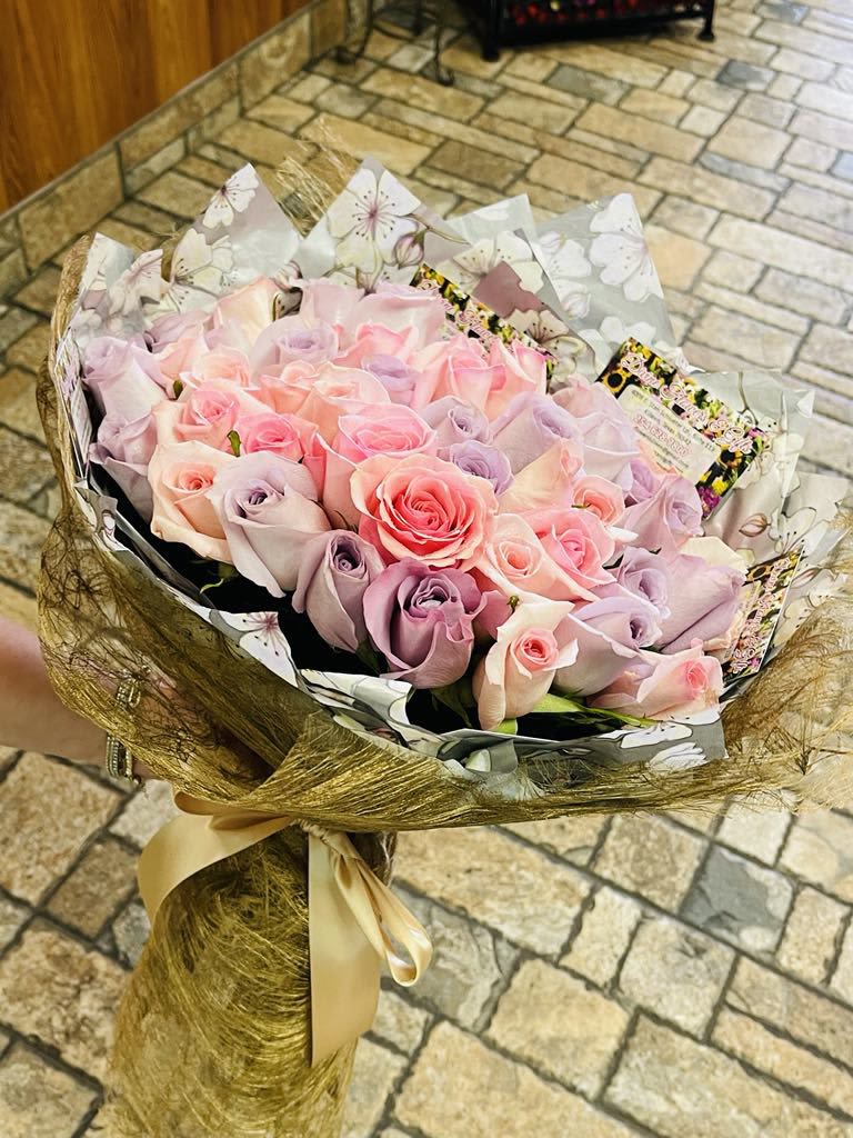 Cotton candy dreams - Cotton Candy Dreams Bouquet Delight in the soft, romantic charm of our Cotton Candy Dreams bouquet. A luscious blend of delicate pink roses and pastel-hued blooms, this arrangement evokes the sweet, whimsical feeling of cotton candy at a summer fair. Perfect for celebrating love, friendship, or simply adding a touch of magic to someone’s day, each rose is hand-selected for its beauty and arranged with care to create a dreamy, elegant display.