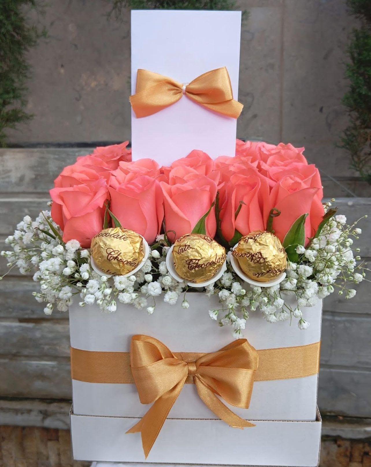 Cajita de rosas rositas FRESAS FRUCHETAS - Caja elaborada con 20 rosas rosadas y gipsofilia, la cajita viene con chocolates, el color se puede personalizar al gusto.