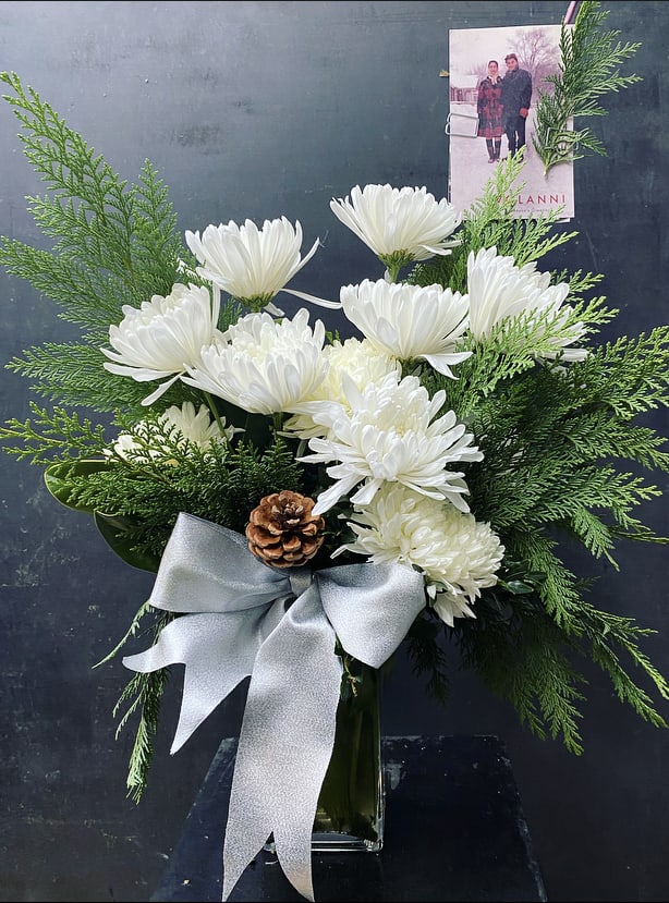 Palla Di Neve - Mums,  holiday greens and elements.