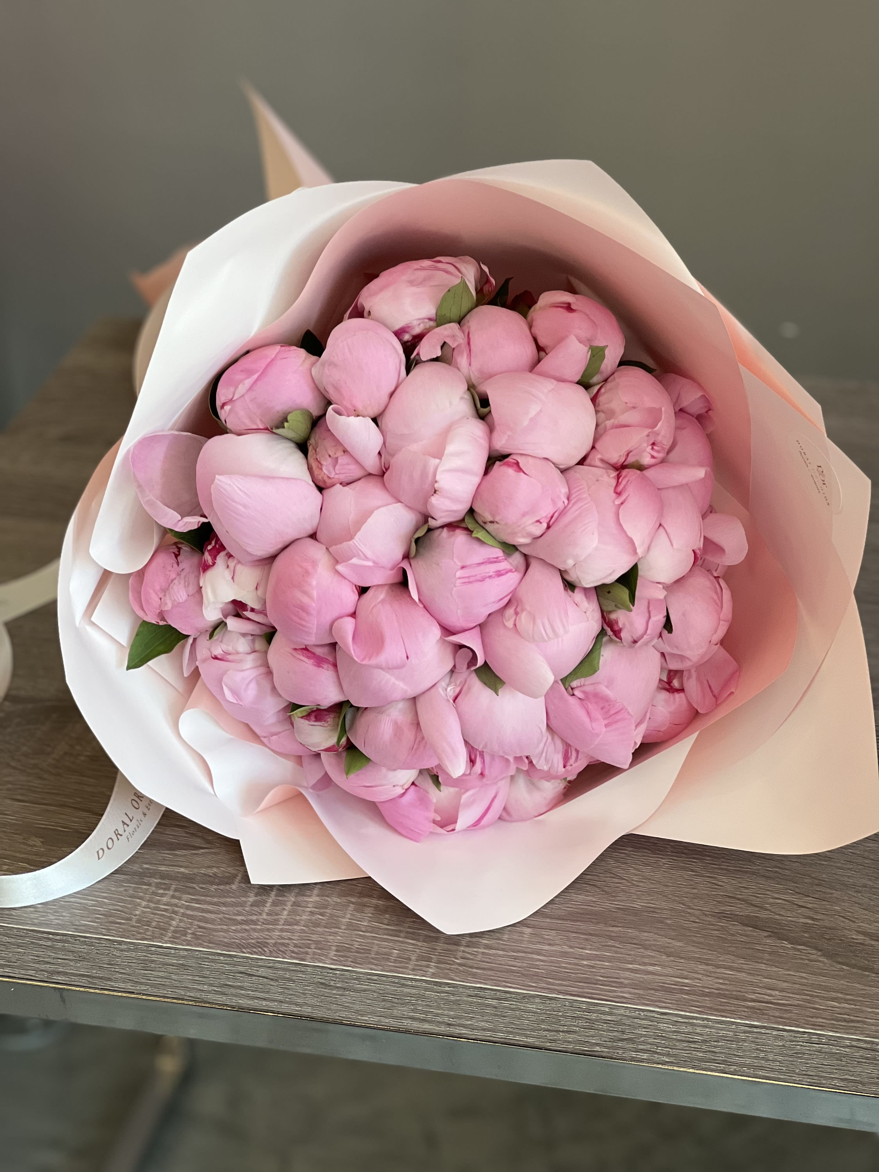 40 Peonies bouquet blush ™ - Bouquet of 40 Peonies hand tide 