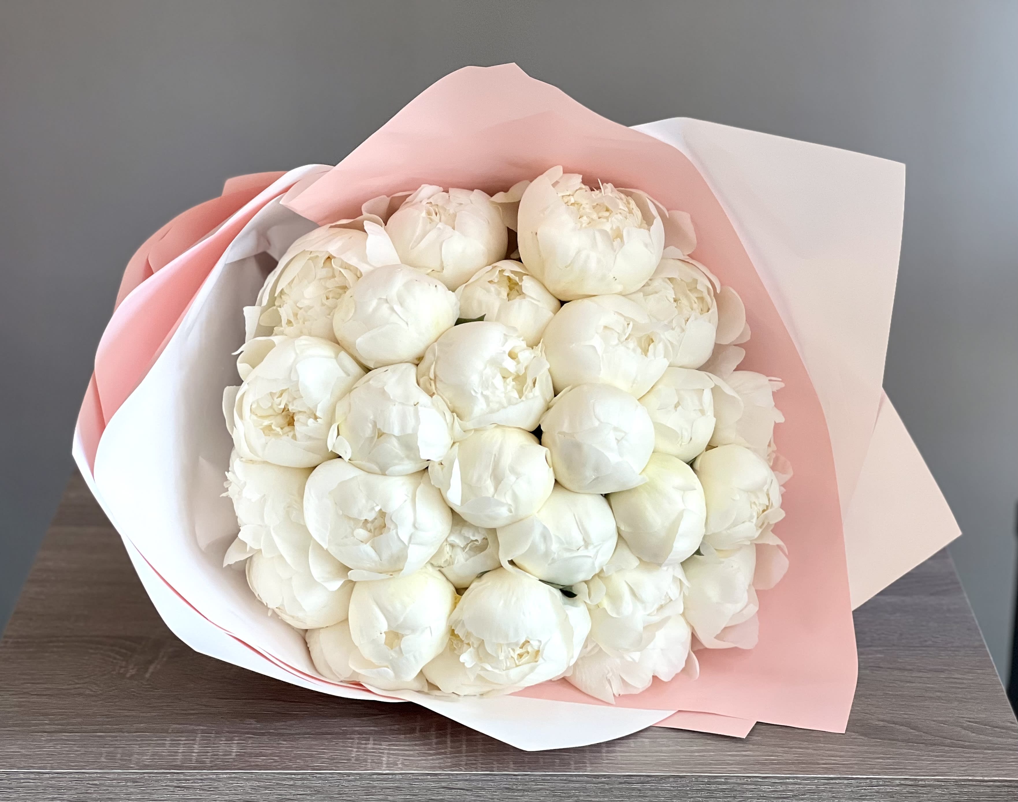 40 Peonies bouquet white ™ - Bouquet of 40 Peonies hand tide 