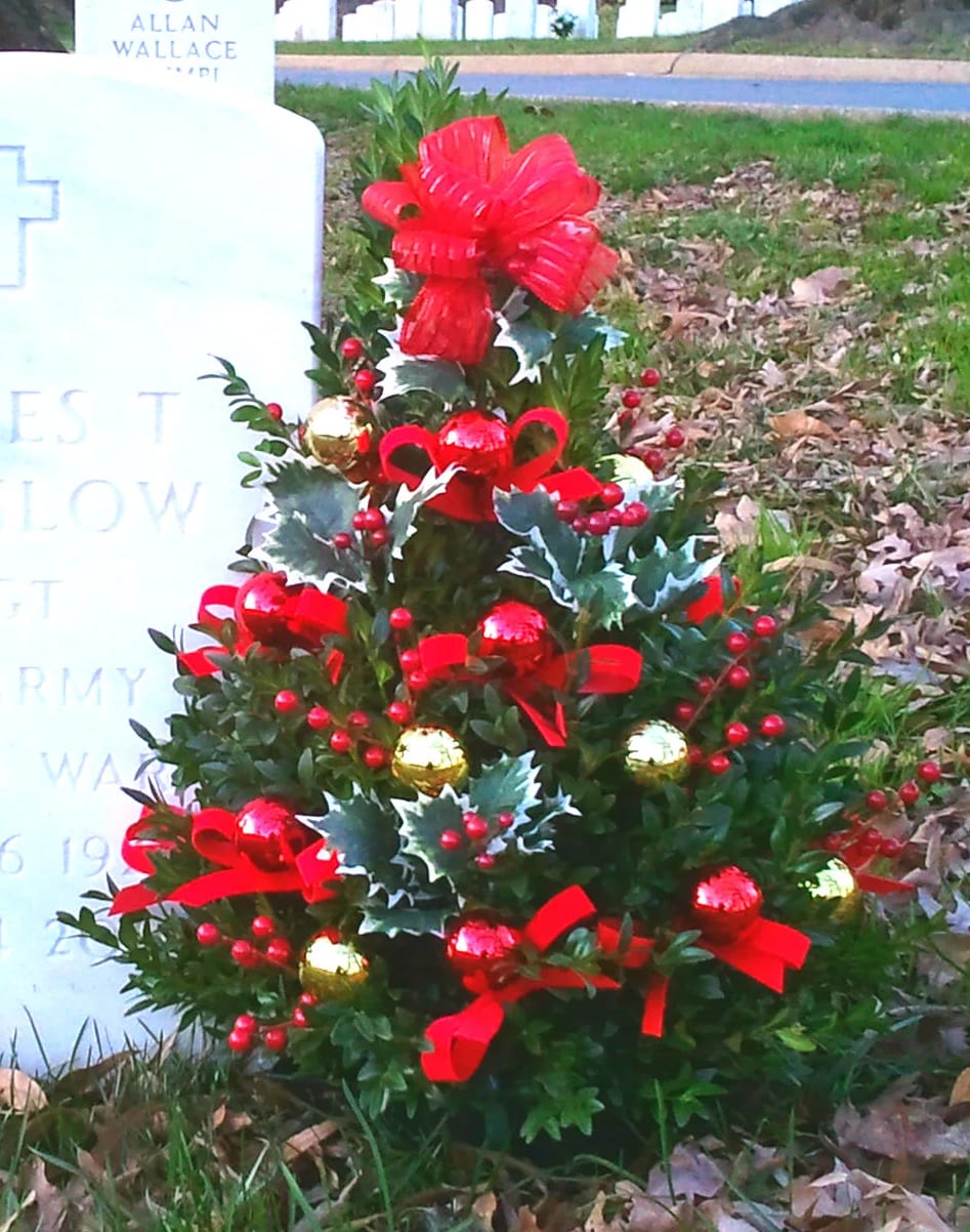  [TT-ANCXT]:  CHRISTMAS MEMORIES TREE - CHRISTMAS MEMORIES TREE ARRANGEMENT BY TWIN TOWERS FLORIST.  HAND MADE OF BOXWOOD GREENS AND ORNAMENTS