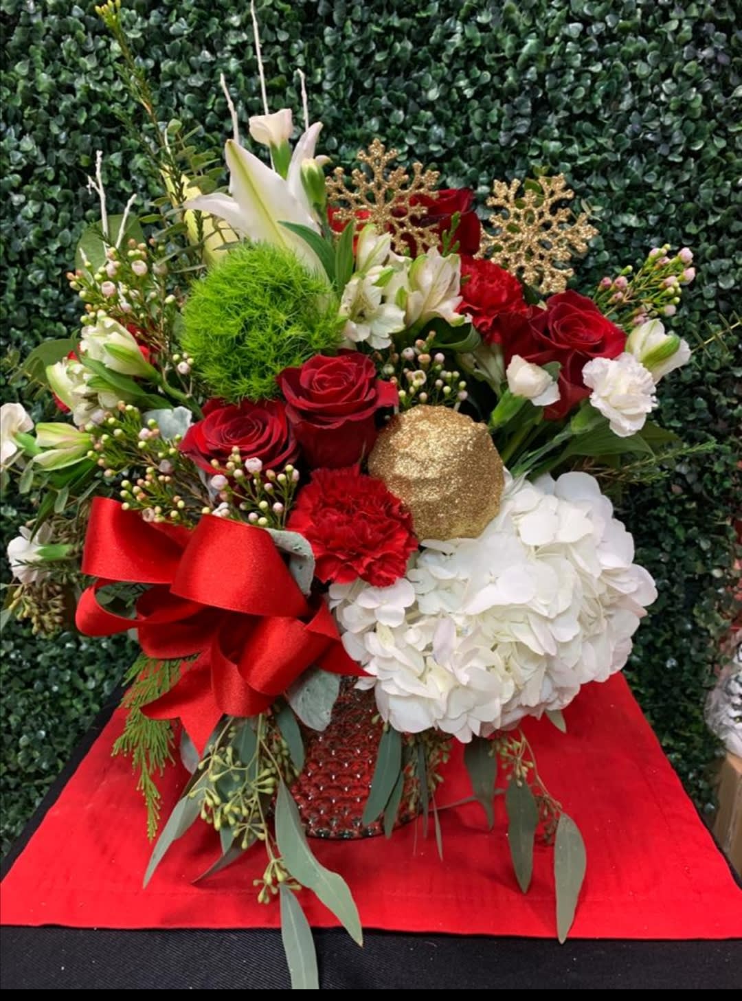 Holiday Cheer PLA114 - Elegant &amp; Cheerful arrangement!