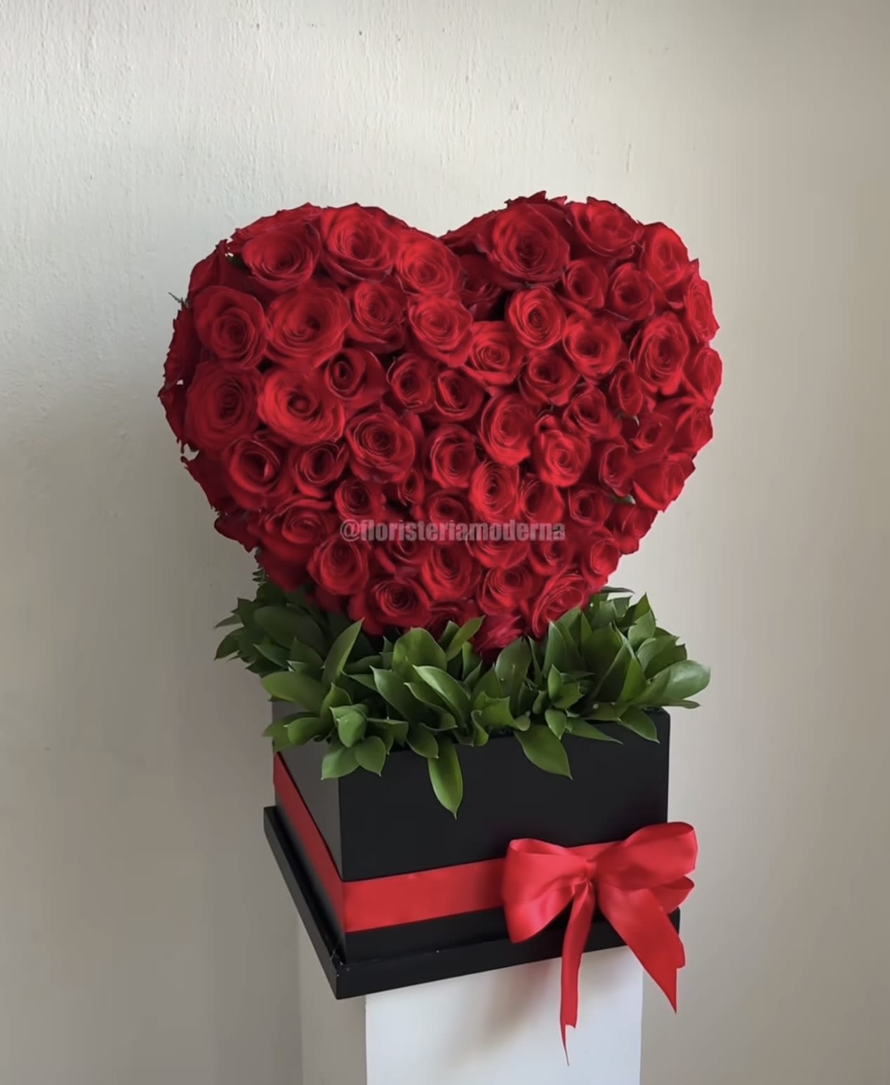 Solid heart - Delux black box can be around or squerer with solid red heart with roses