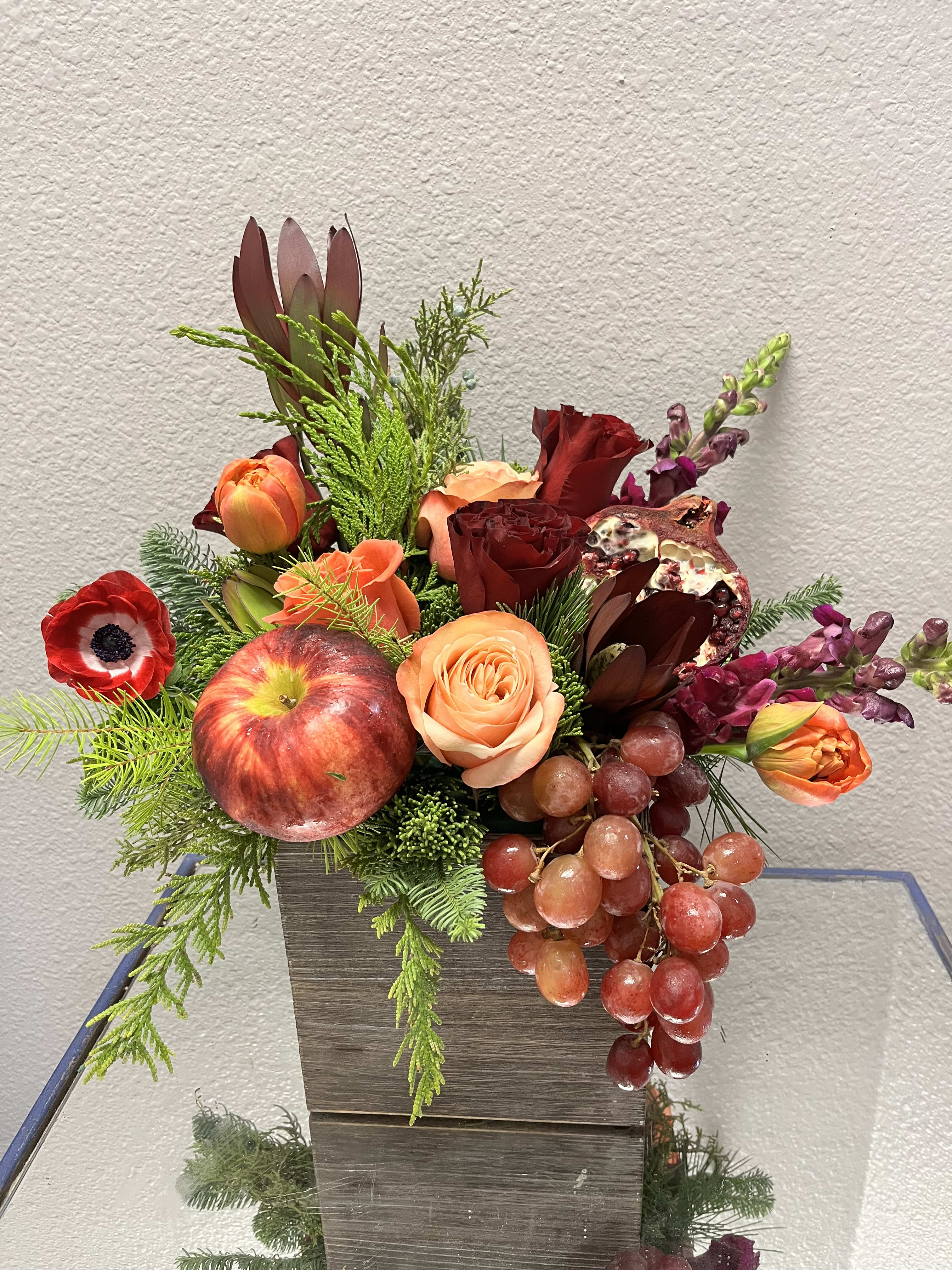 Fruit and flowers - perfect arrangement for this Christmas